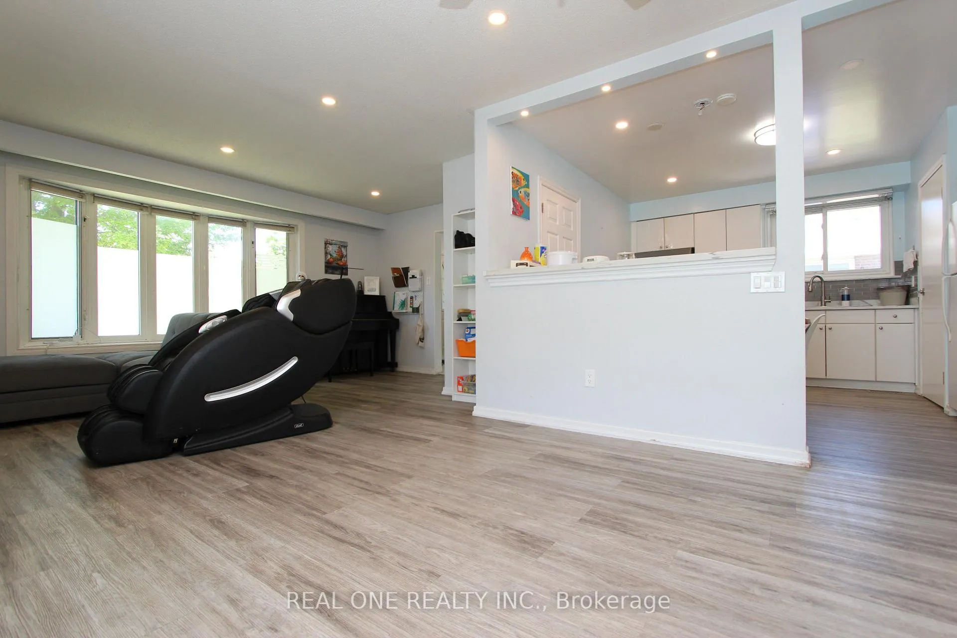 Photo 5 of 25 Bigwin Drive, Aurora, Aurora Heights — HOMEH