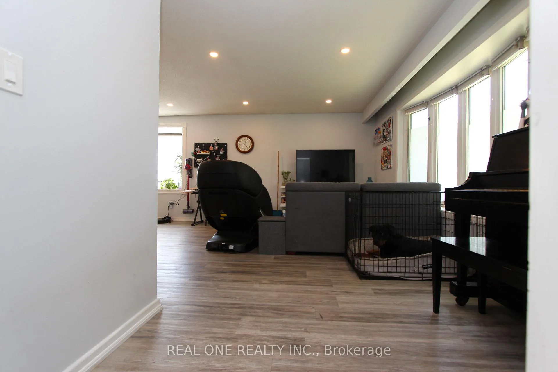 Photo 6 of 25 Bigwin Drive, Aurora, Aurora Heights — HOMEH