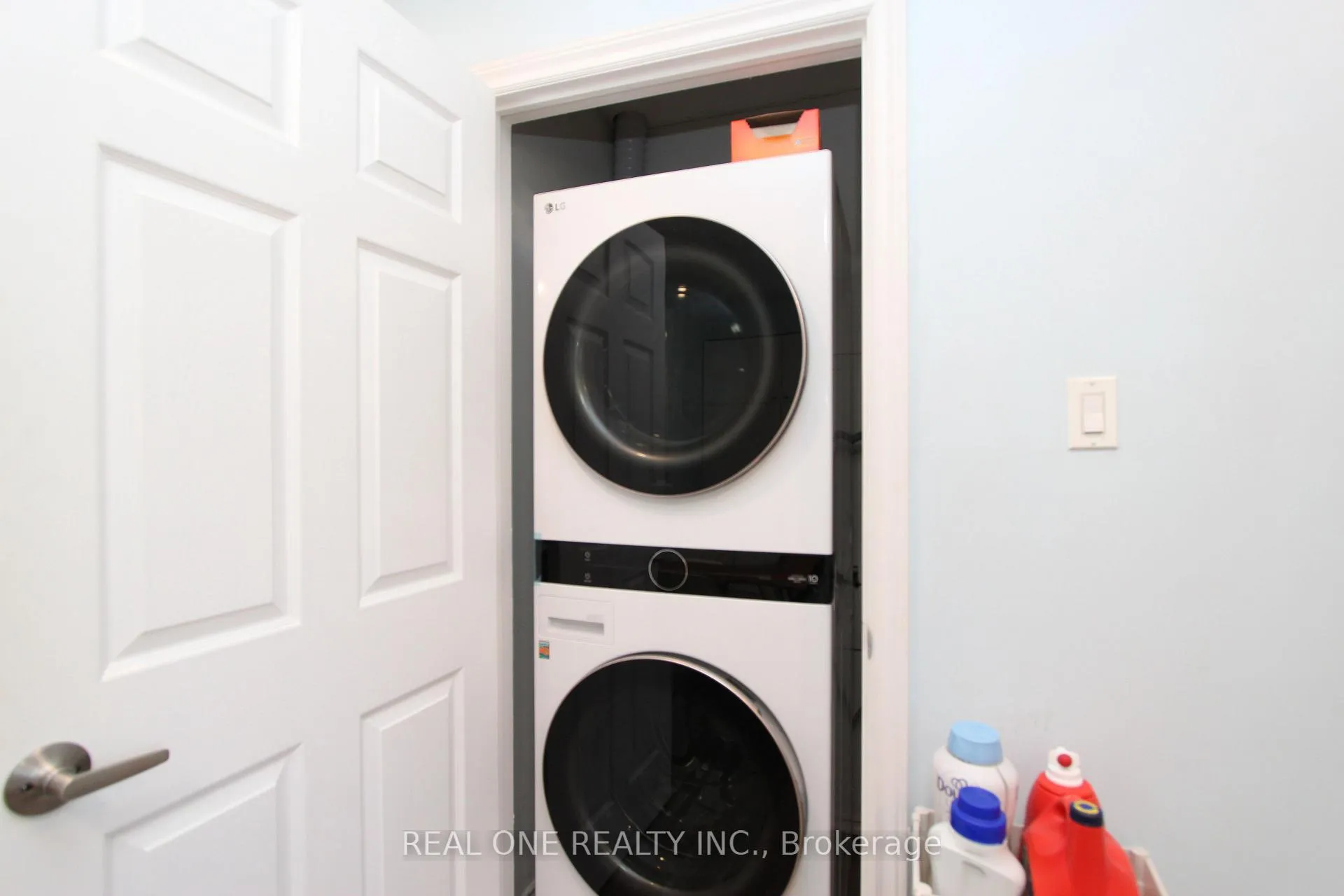 Photo 10 of 25 Bigwin Drive, Aurora, Aurora Heights — HOMEH