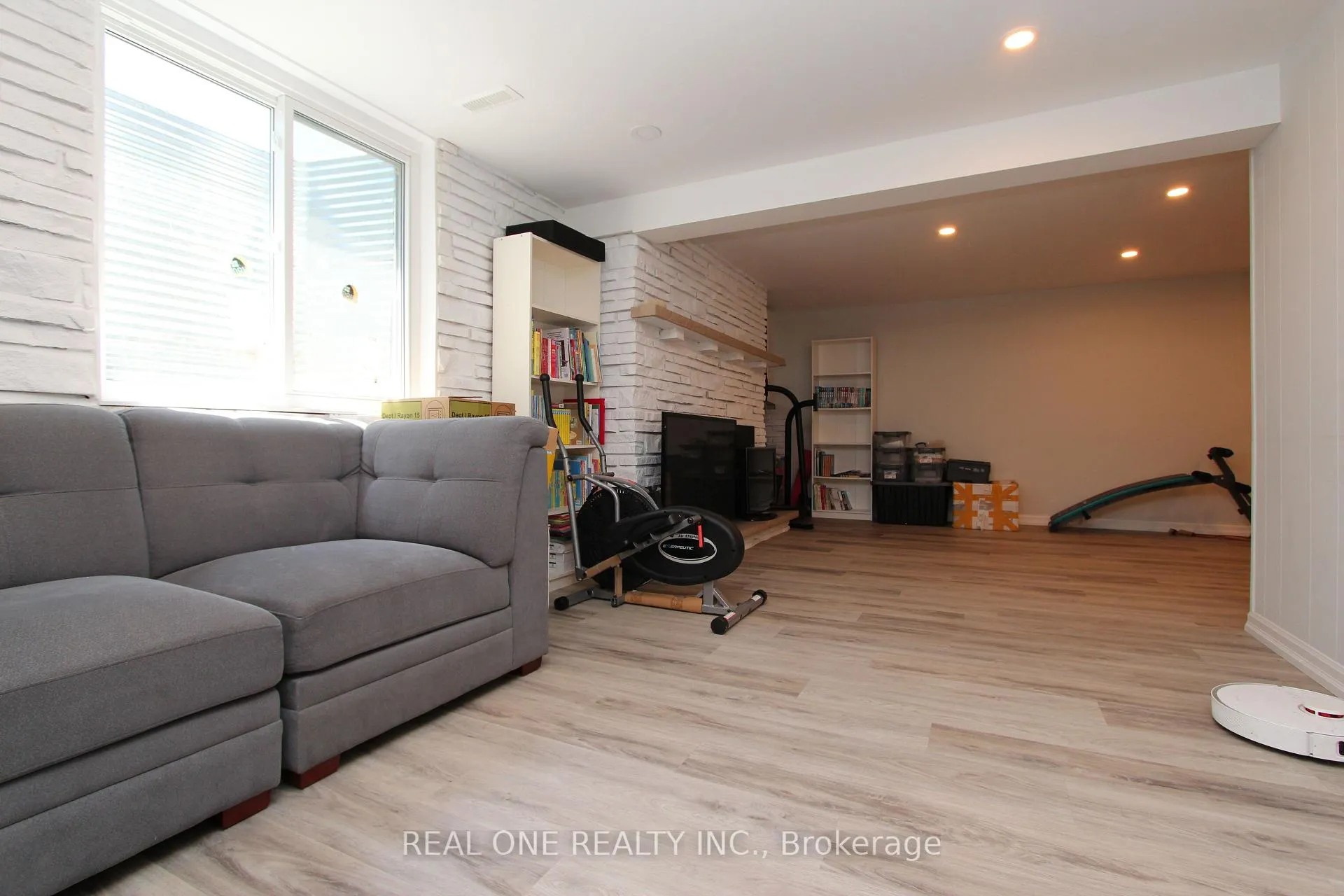 Photo 18 of 25 Bigwin Drive, Aurora, Aurora Heights — HOMEH