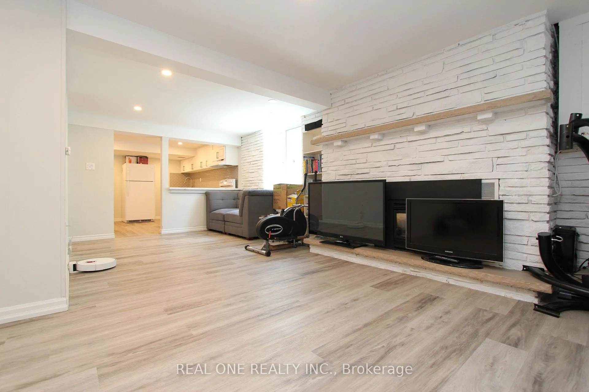 Photo 19 of 25 Bigwin Drive, Aurora, Aurora Heights — HOMEH