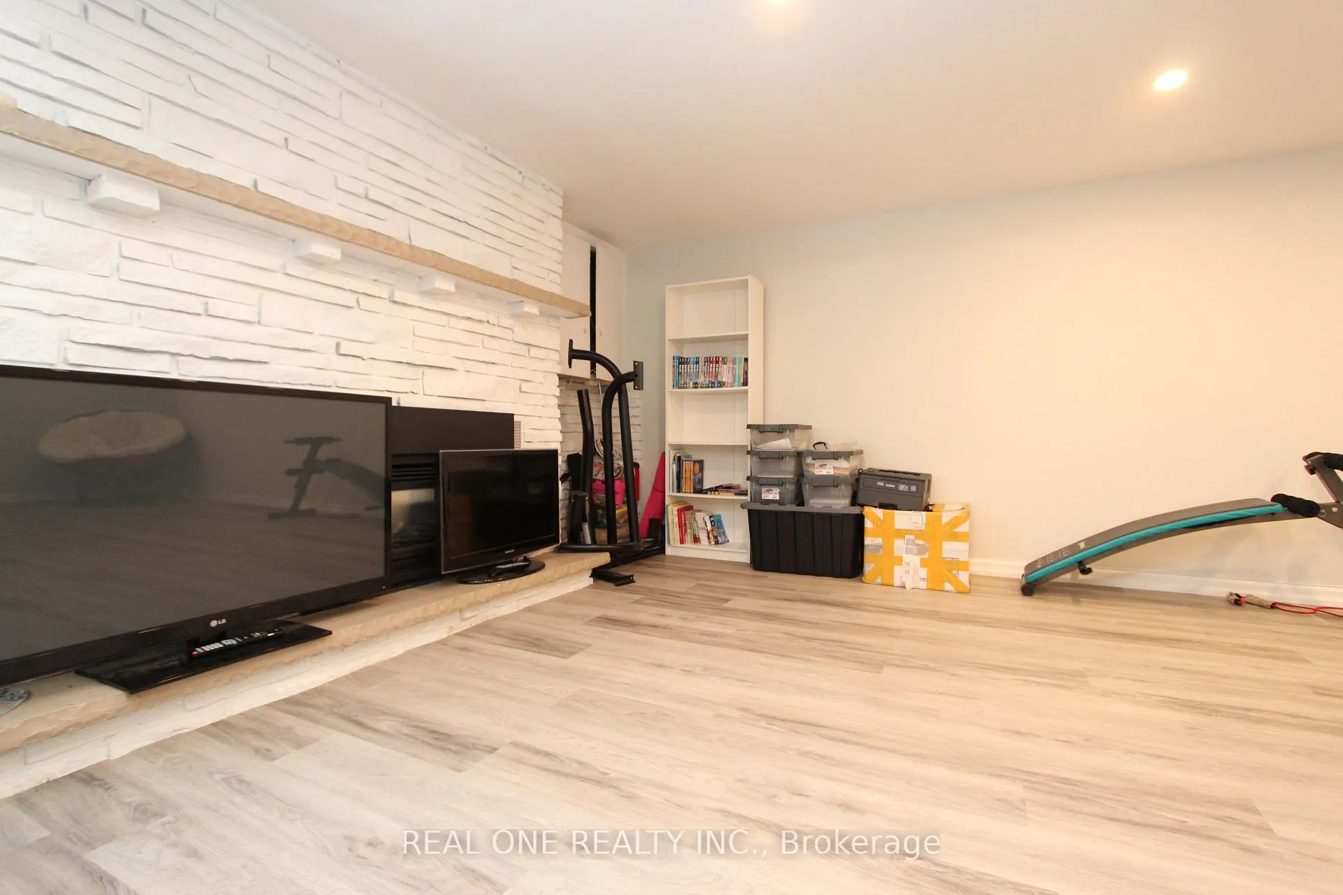 Photo 22 of 25 Bigwin Drive, Aurora, Aurora Heights — HOMEH
