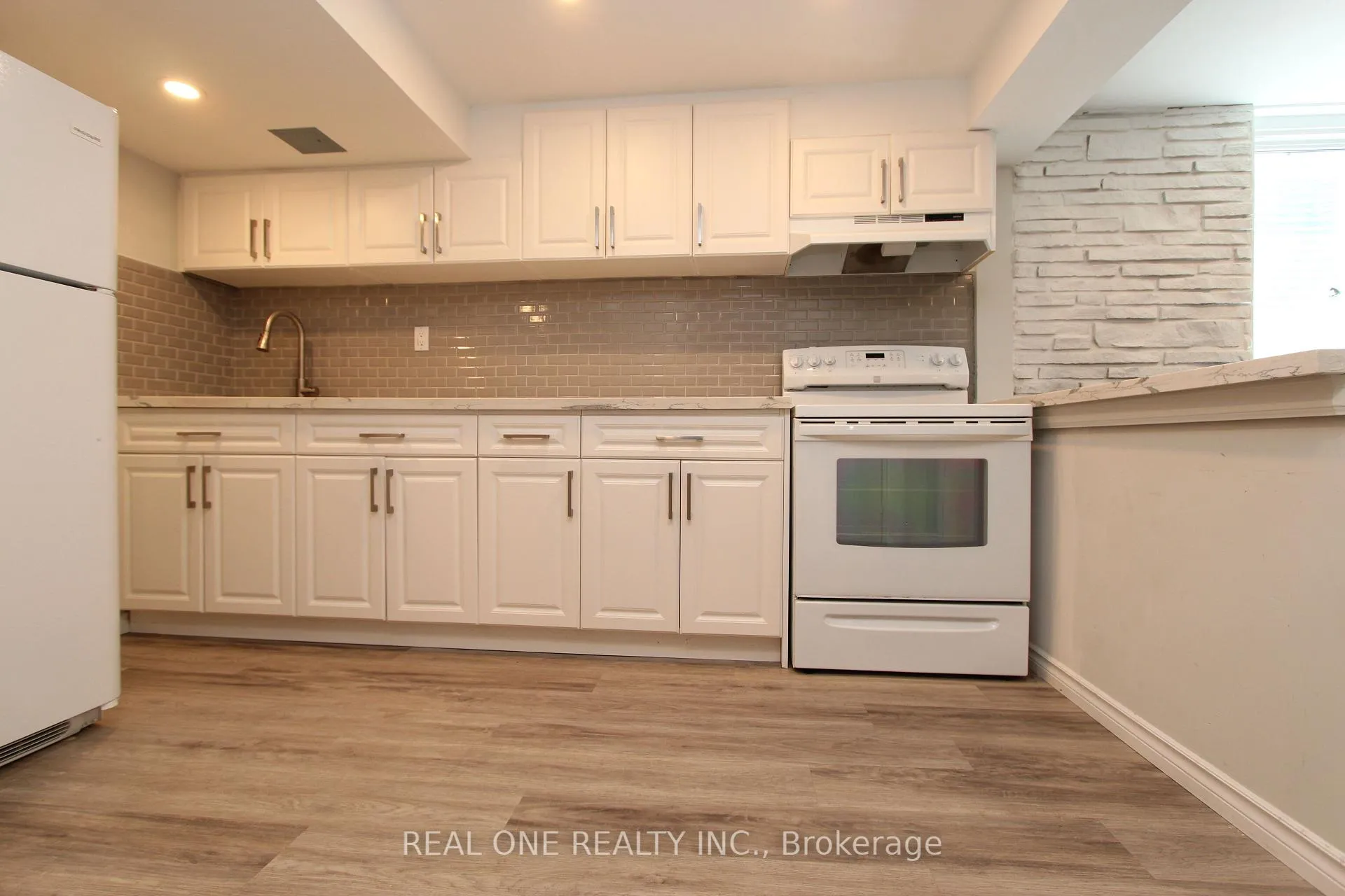 Photo 23 of 25 Bigwin Drive, Aurora, Aurora Heights — HOMEH
