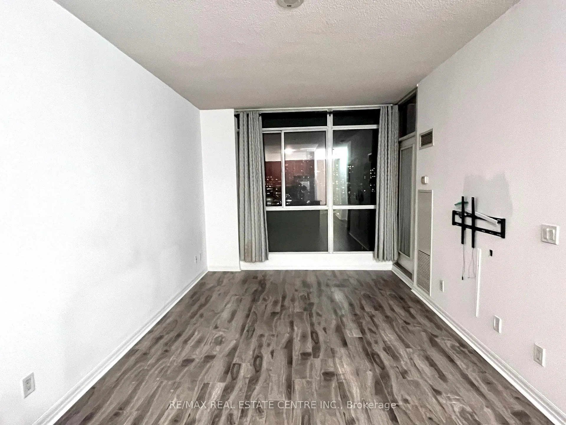 Photo 5 of Unit 907, 225 Webb Drive, Mississauga, City Centre — HOMEH