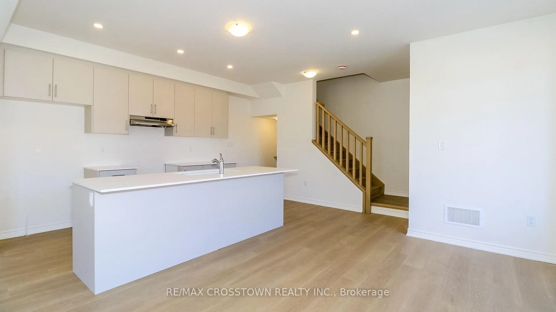 Photo 10 of Unit (24), 2017 Matteer Court, Innisfil, Alcona — HOMEH