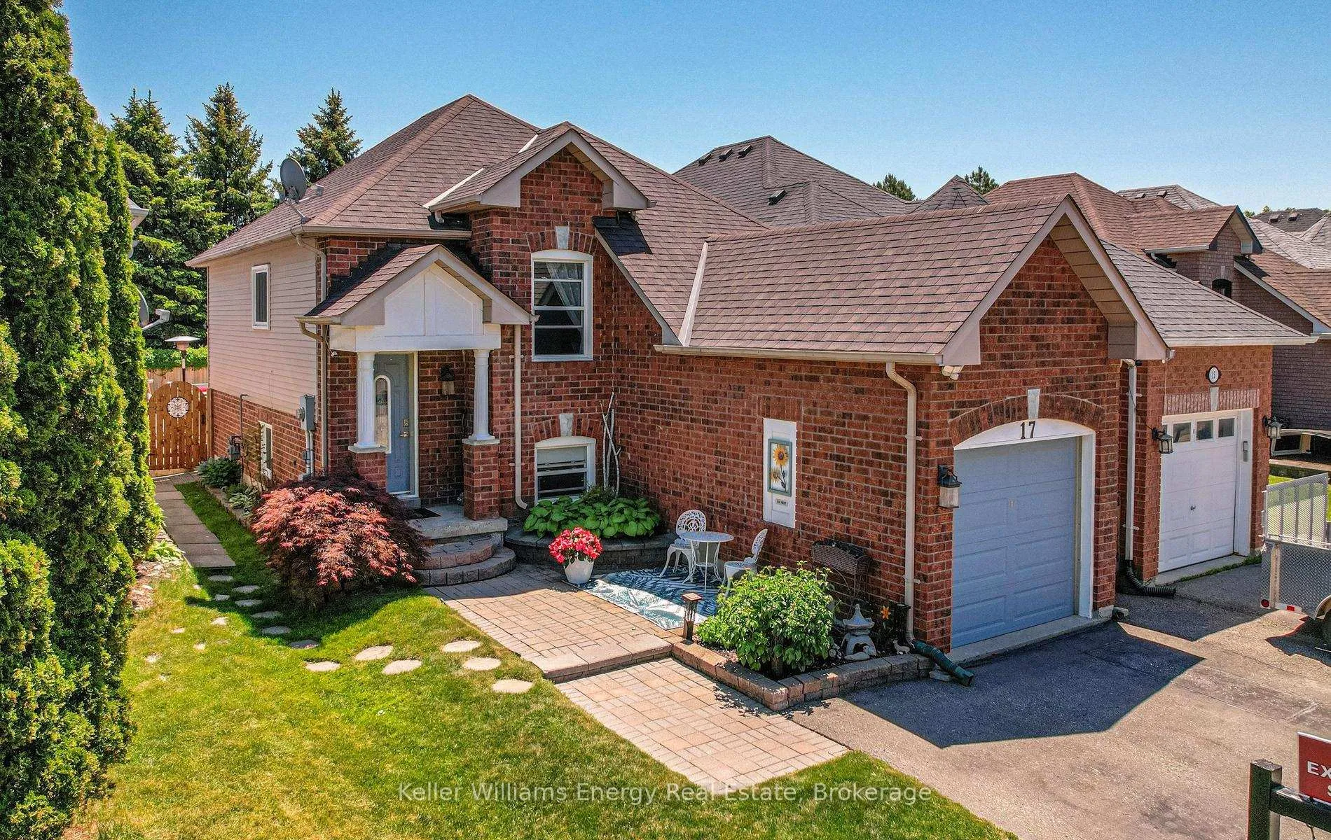 Photo 2 of 17 Abernethy Crescent, Clarington, Bowmanville — HOMEH