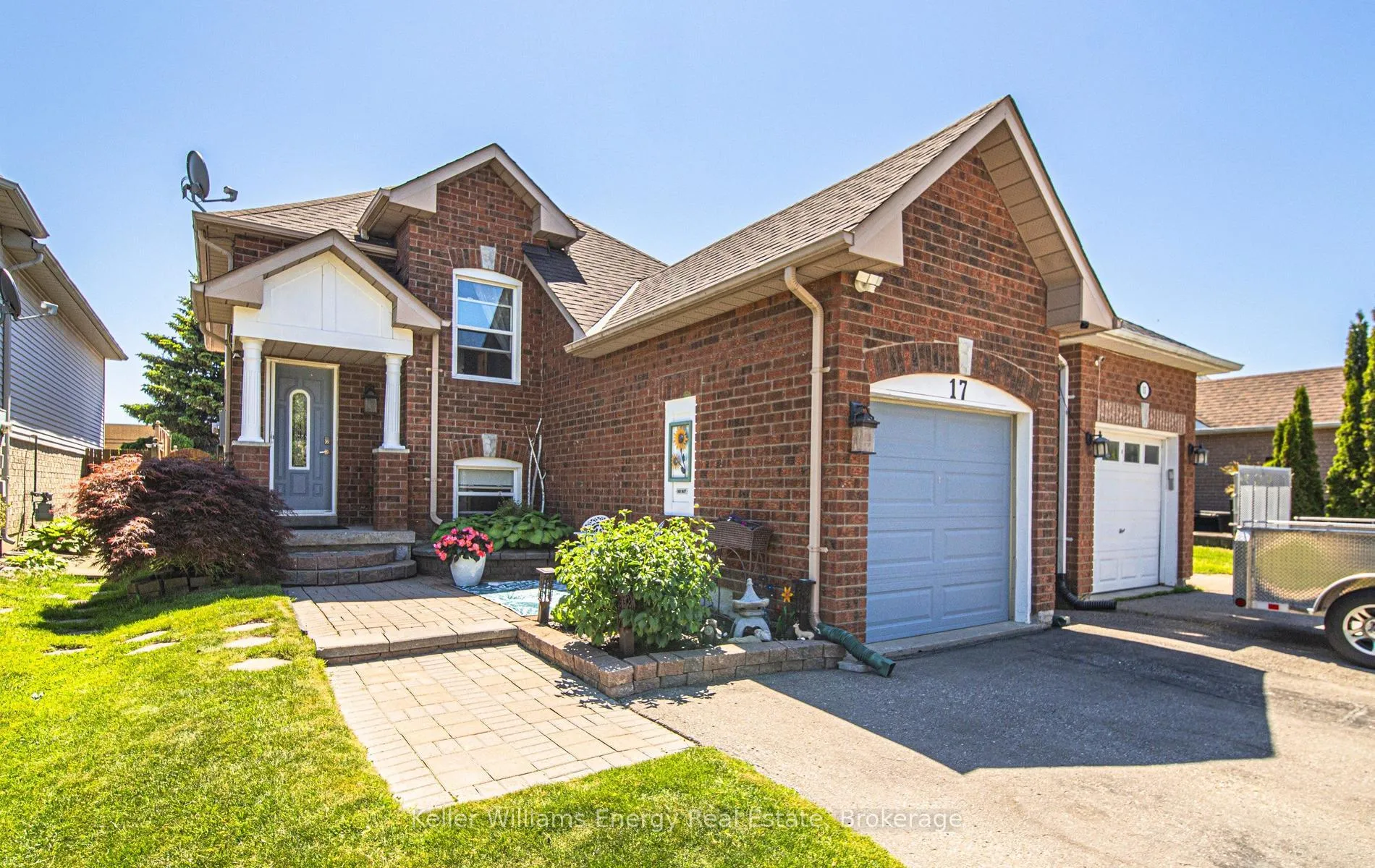 Photo 3 of 17 Abernethy Crescent, Clarington, Bowmanville — HOMEH