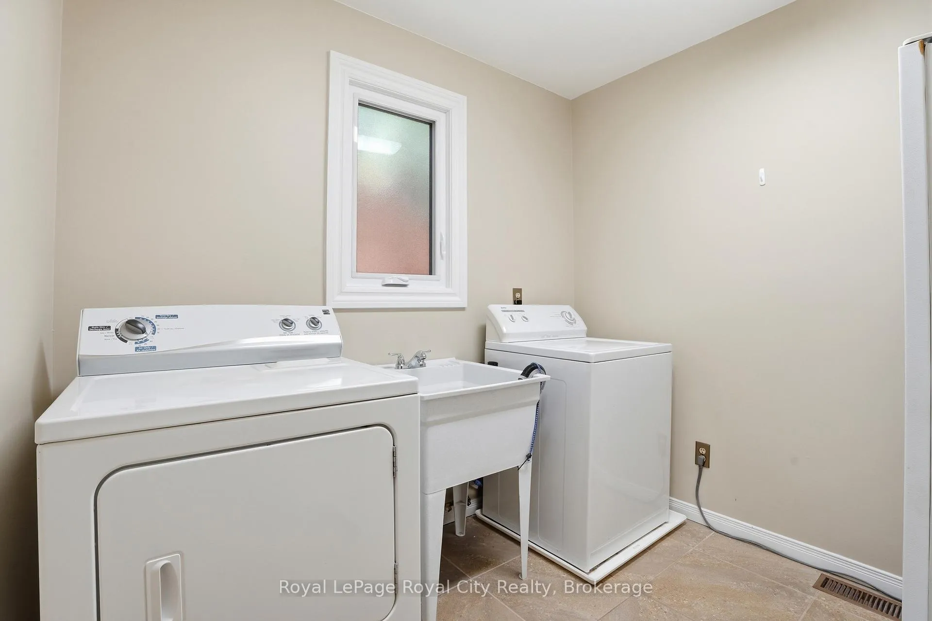 Photo 18 of 3 Darby Road, Guelph, Willow West/Sugarbush/West Acres — HOMEH