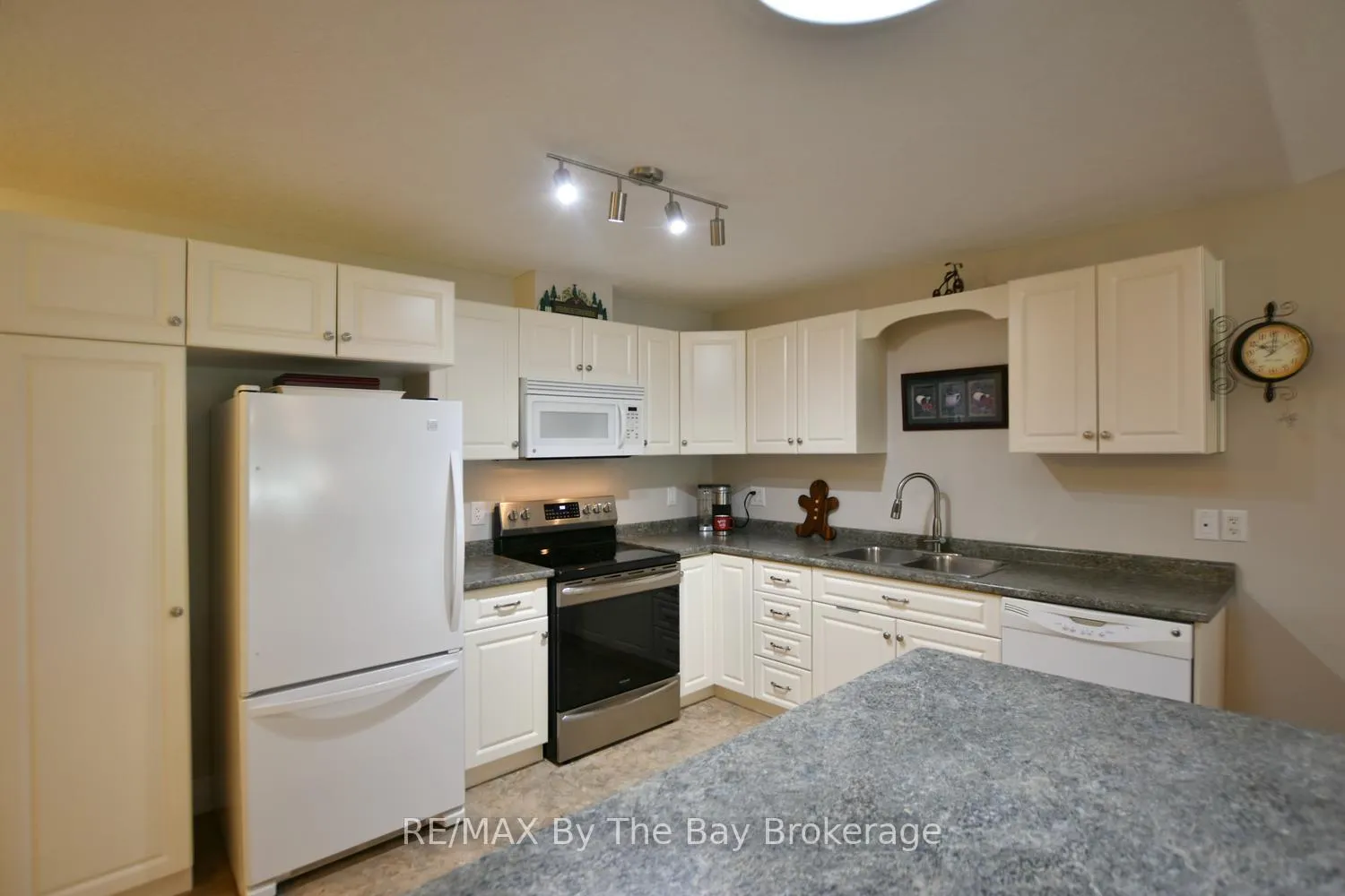 Photo 11 of 3 Garden Grove Crescent, Wasaga Beach — HOMEH