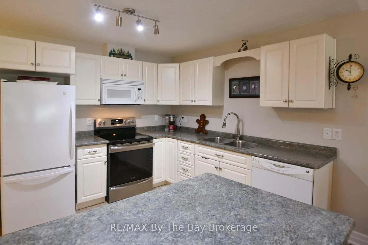 Photo 12 of 3 Garden Grove Crescent, Wasaga Beach — HOMEH