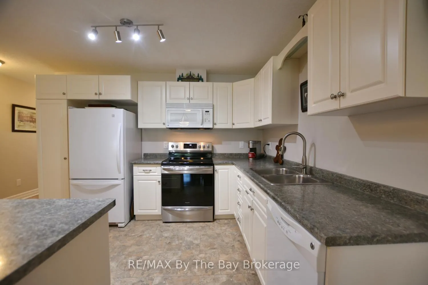 Photo 13 of 3 Garden Grove Crescent, Wasaga Beach — HOMEH