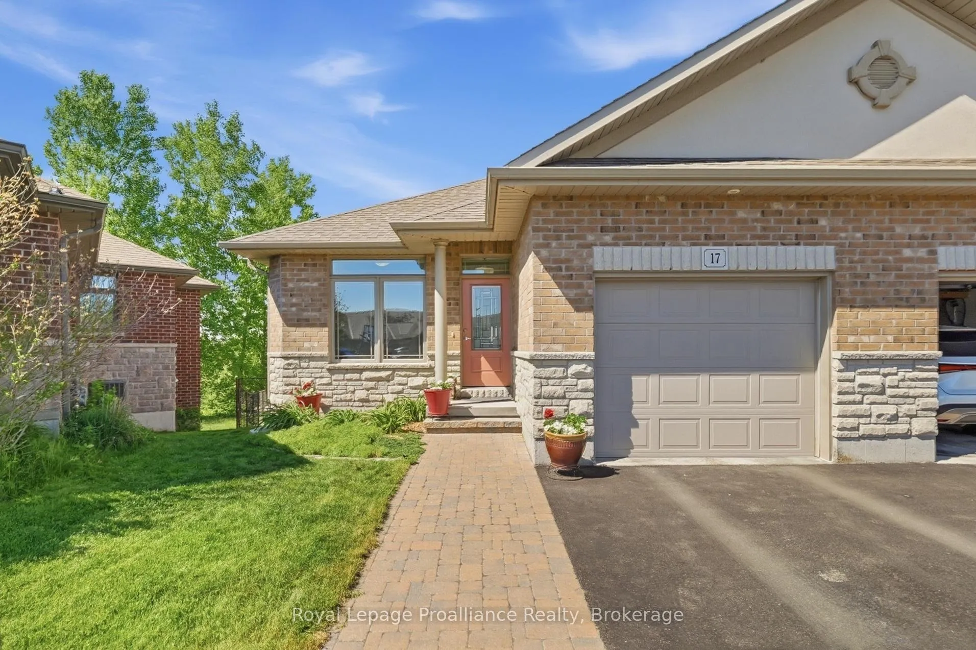 Photo 2 of 17 Hanover Court, Belleville, Thurlow Ward — HOMEH
