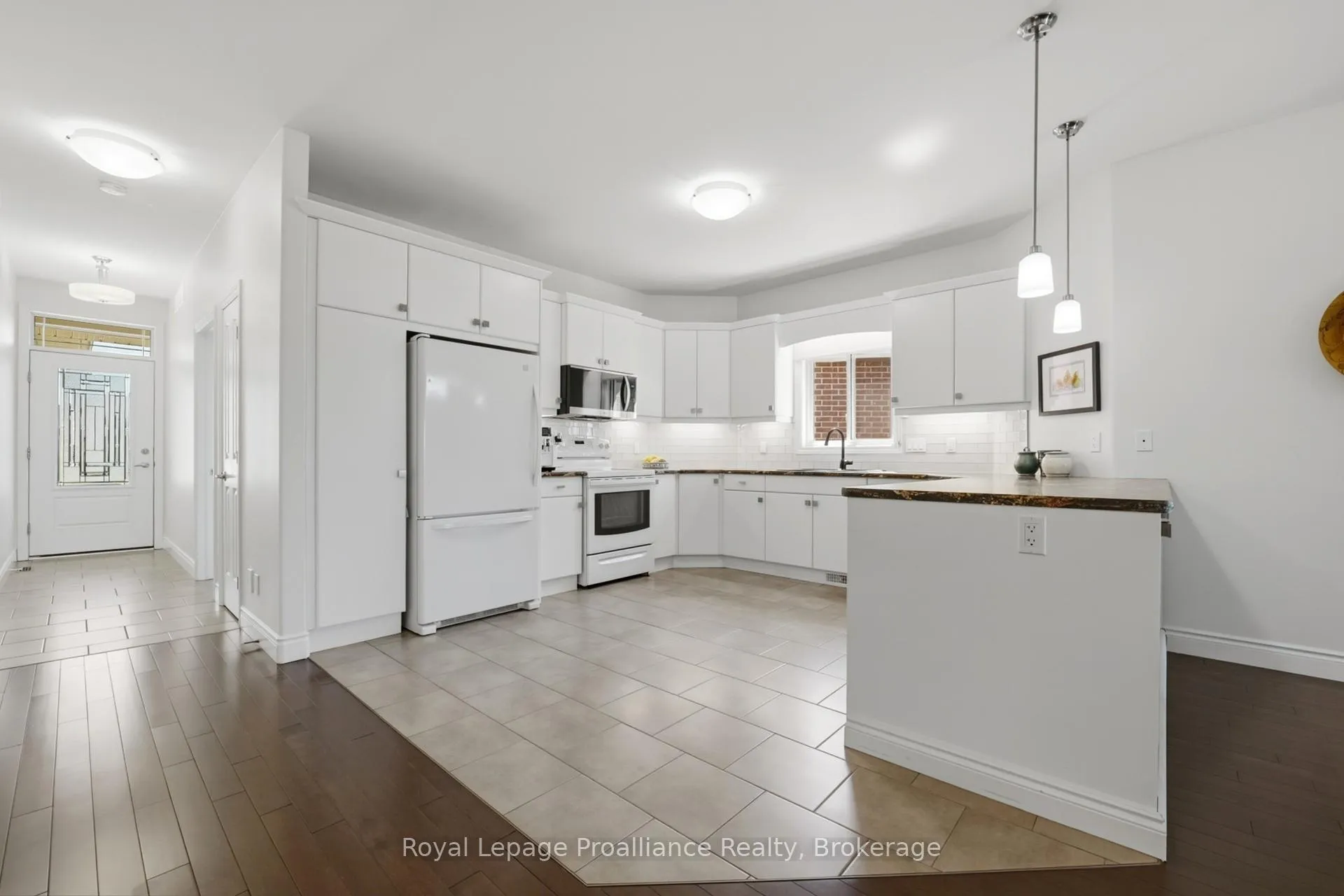 Photo 7 of 17 Hanover Court, Belleville, Thurlow Ward — HOMEH