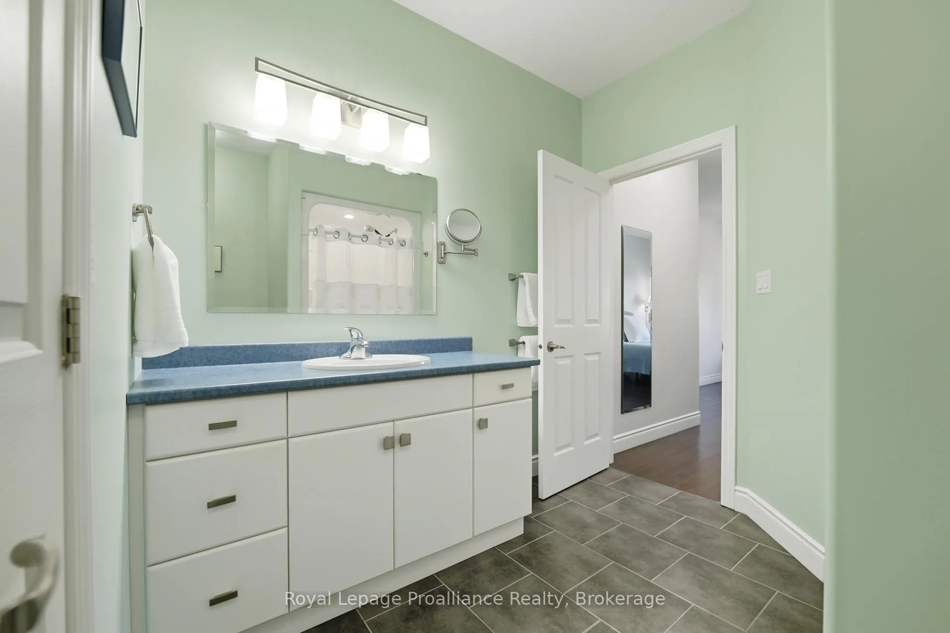 Photo 12 of 17 Hanover Court, Belleville, Thurlow Ward — HOMEH