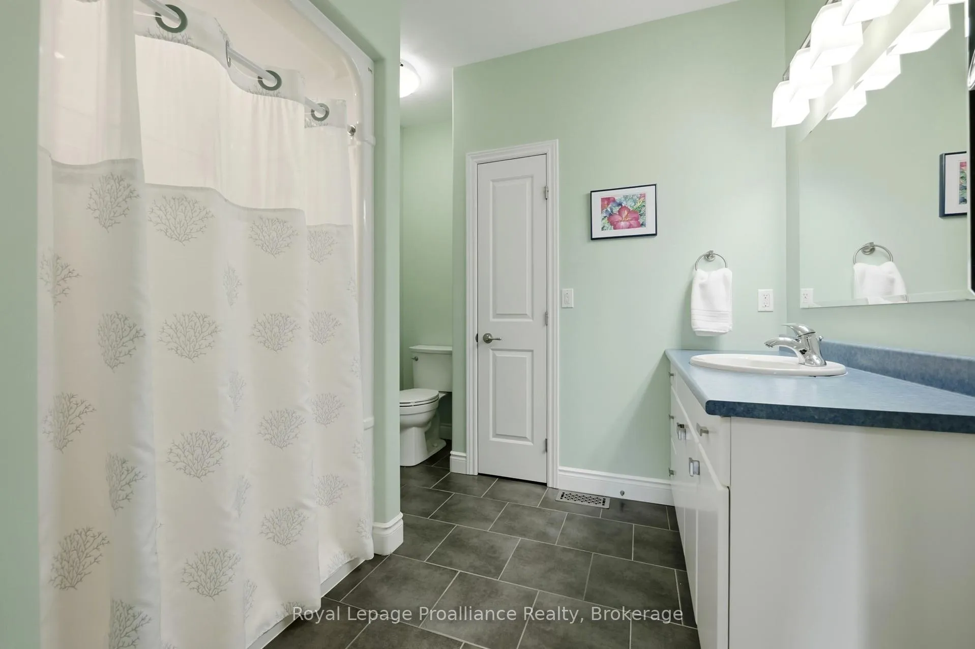 Photo 13 of 17 Hanover Court, Belleville, Thurlow Ward — HOMEH