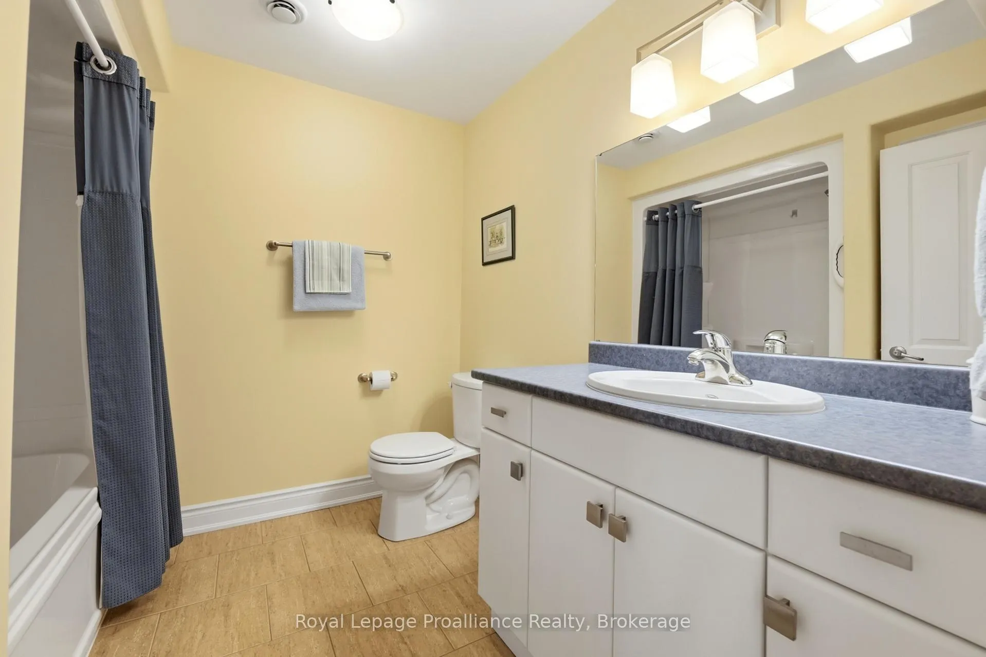 Photo 20 of 17 Hanover Court, Belleville, Thurlow Ward — HOMEH