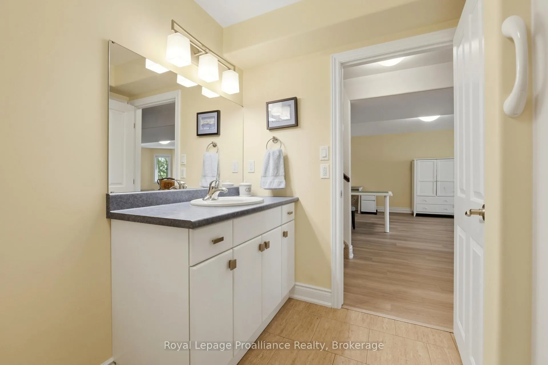 Photo 21 of 17 Hanover Court, Belleville, Thurlow Ward — HOMEH