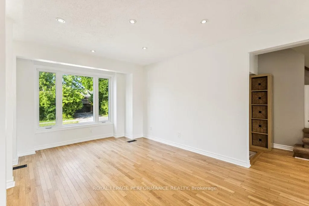 Photo 10 of 6 Gillespie Crescent, Ottawa, Hunt Club Woods — HOMEH