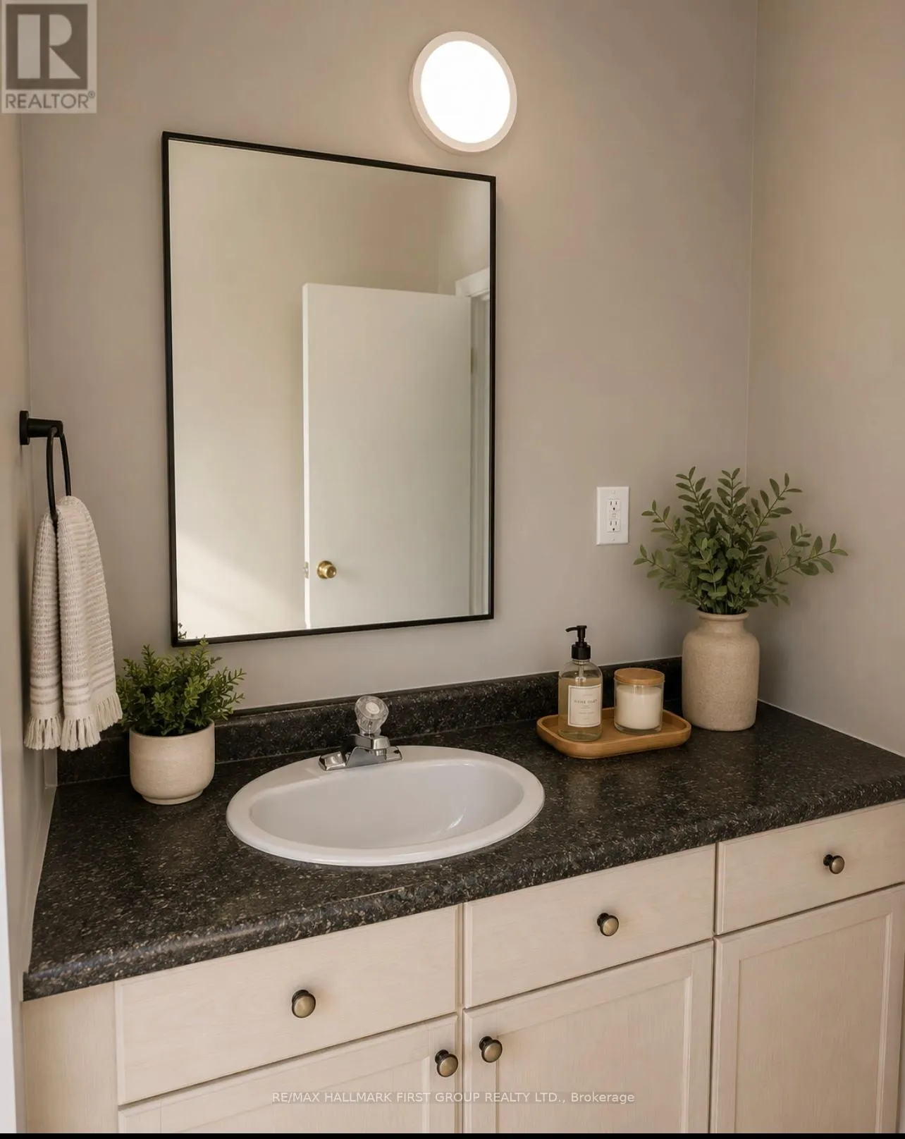 Photo 7 of Unit 5, 730 Simcoe Street S, Oshawa, Lakeview — HOMEH