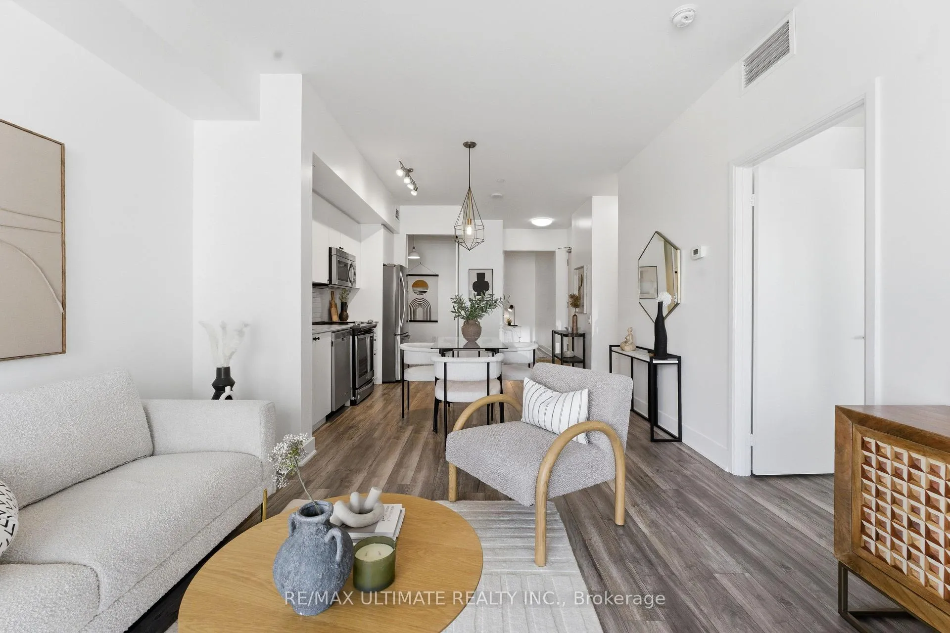 Photo 3 of Unit 618, 30 Roehampton Avenue, Toronto, Mount Pleasant West — HOMEH