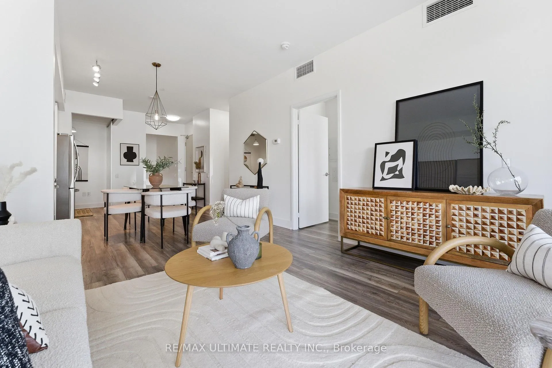 Photo 4 of Unit 618, 30 Roehampton Avenue, Toronto, Mount Pleasant West — HOMEH