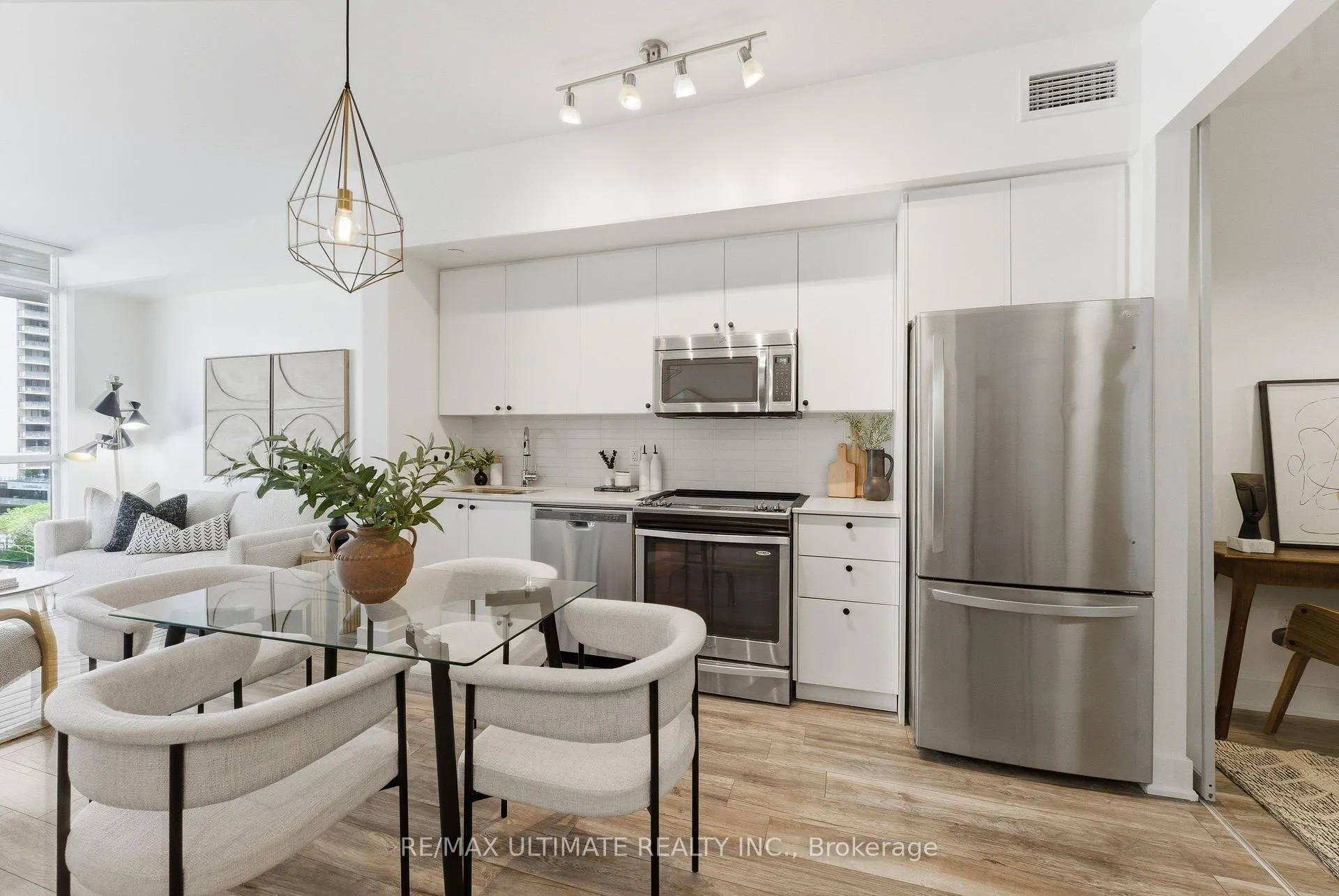 Photo 8 of Unit 618, 30 Roehampton Avenue, Toronto, Mount Pleasant West — HOMEH