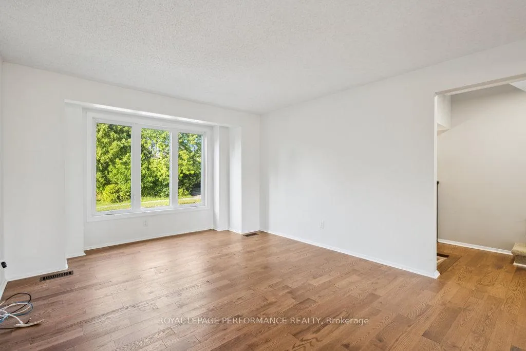 Photo 11 of 8 Gillespie Crescent, Ottawa, Hunt Club Woods — HOMEH