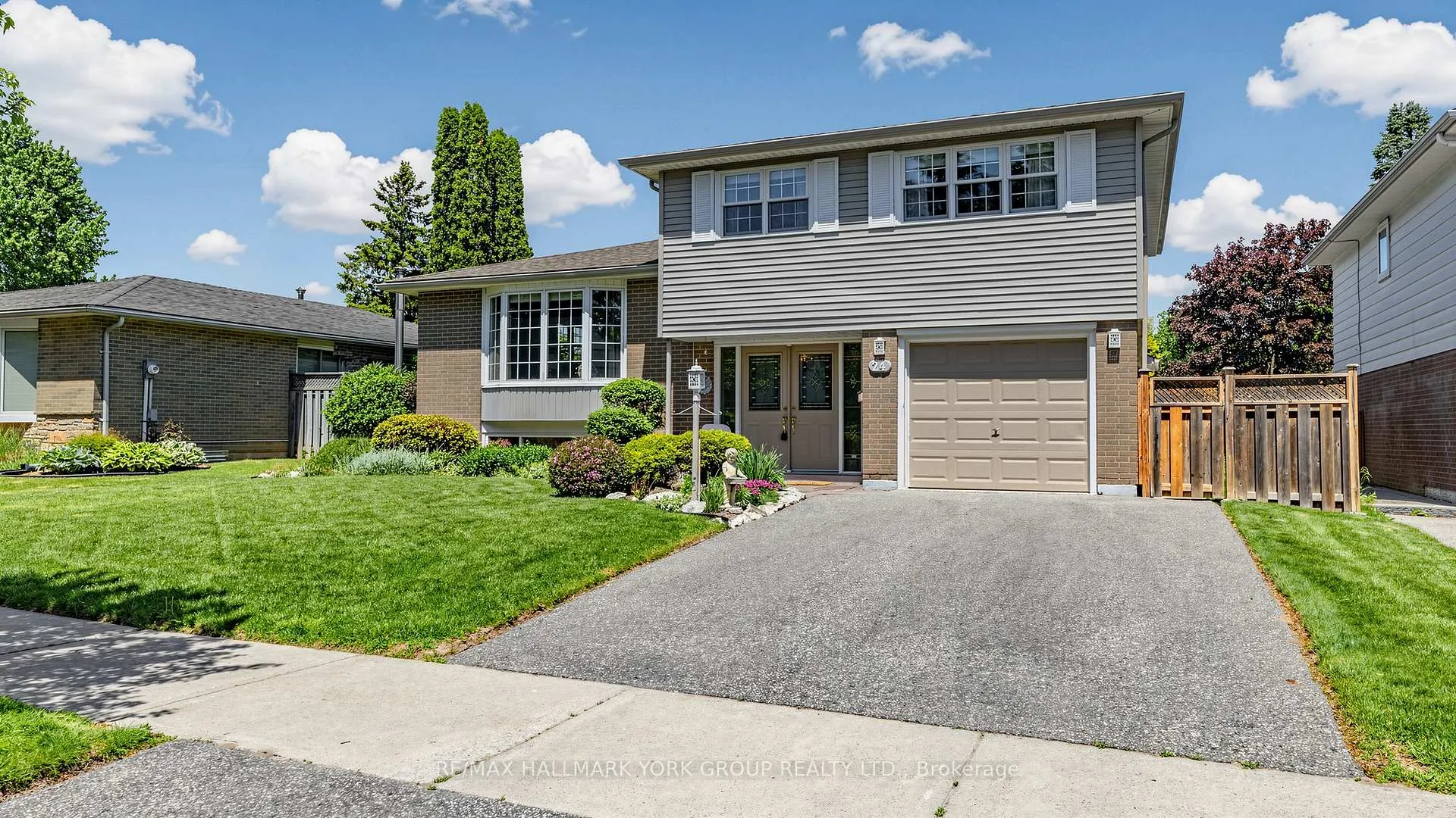 Photo 4 of 24 Devins Drive, Aurora, Aurora Heights — HOMEH