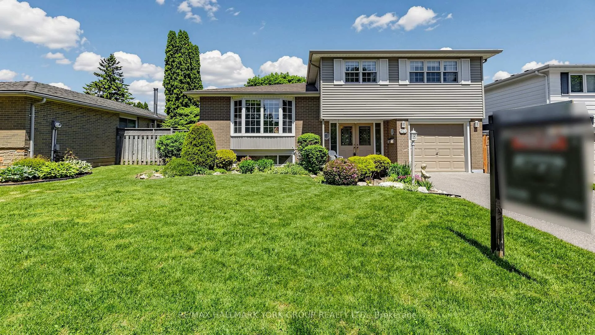 Photo 5 of 24 Devins Drive, Aurora, Aurora Heights — HOMEH