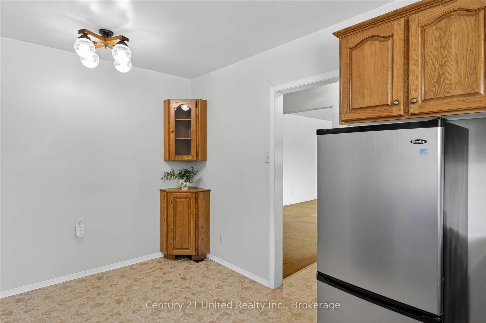 Photo 11 of 922 Wightman Avenue, Peterborough, Otonabee Ward 1 — HOMEH