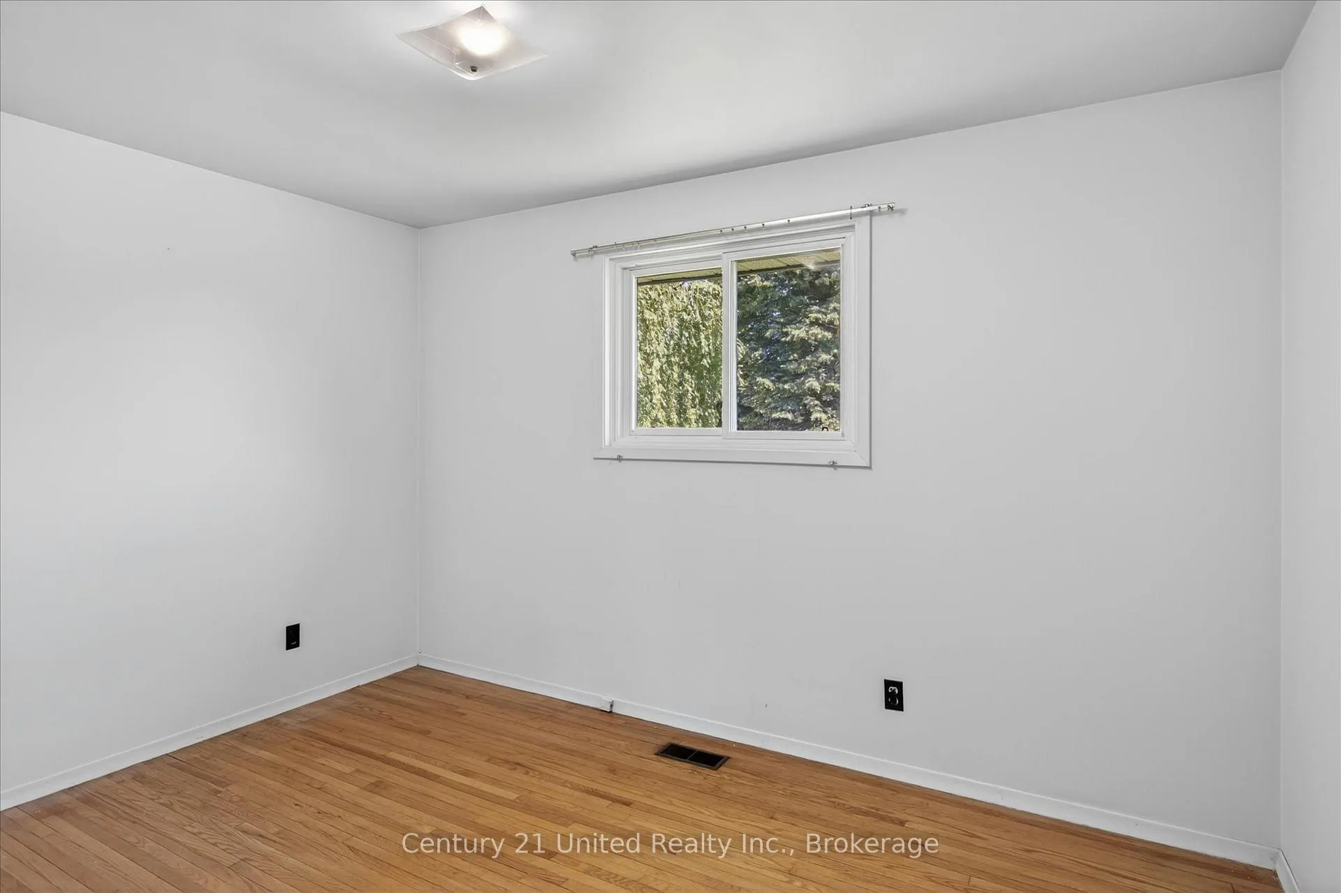 Photo 15 of 922 Wightman Avenue, Peterborough, Otonabee Ward 1 — HOMEH