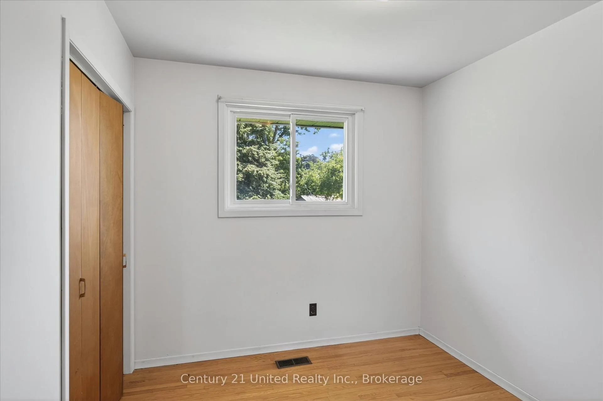 Photo 18 of 922 Wightman Avenue, Peterborough, Otonabee Ward 1 — HOMEH