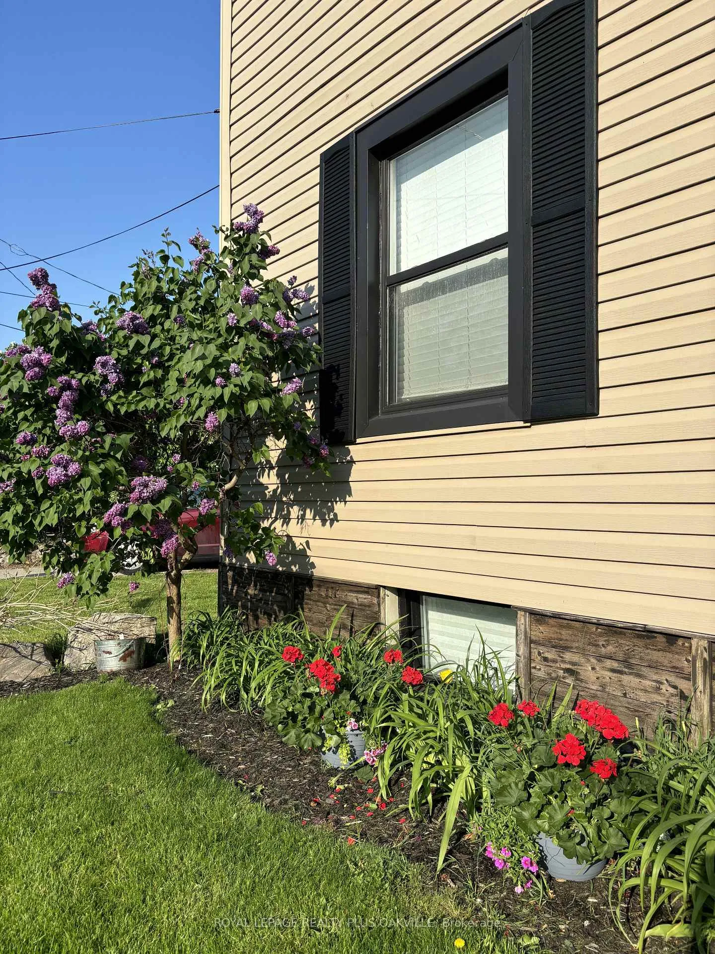 Photo 2 of 381 Elizabeth Street, Grimsby, Grimsby Beach — HOMEH