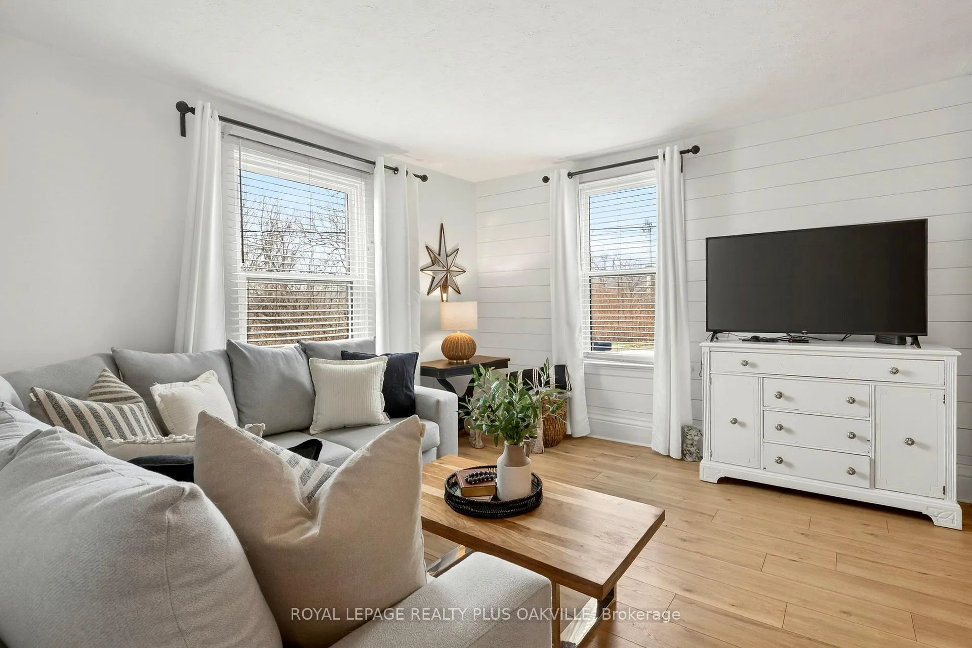 Photo 19 of 381 Elizabeth Street, Grimsby, Grimsby Beach — HOMEH