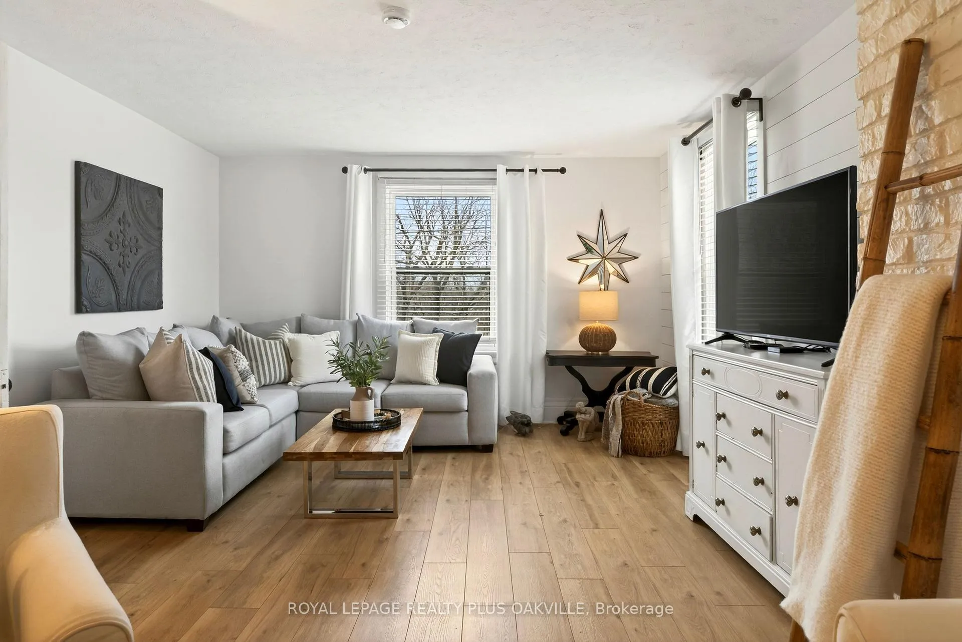 Photo 21 of 381 Elizabeth Street, Grimsby, Grimsby Beach — HOMEH
