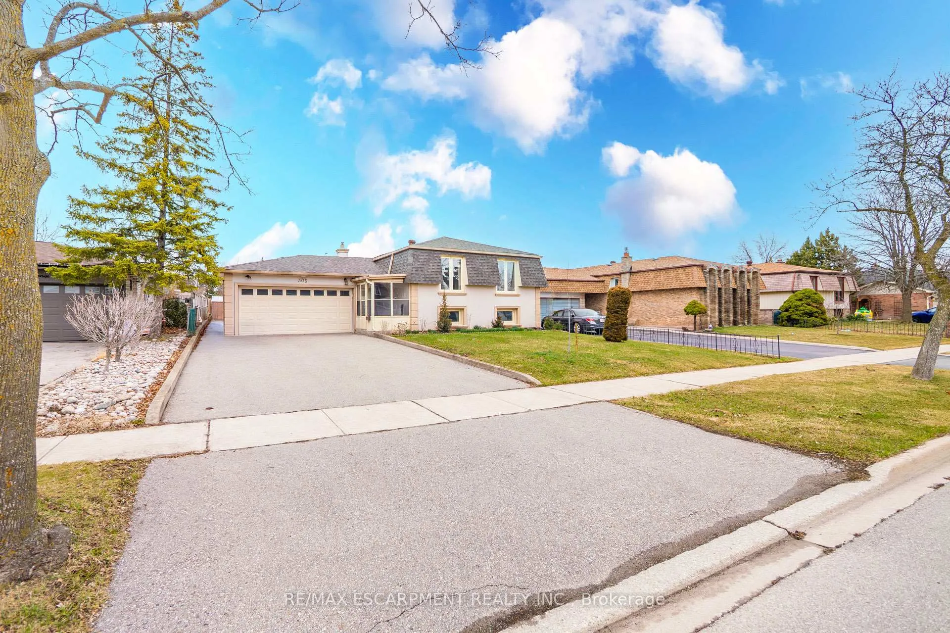 Photo 1 of 305 Pinegrove Road, Oakville, West — HOMEH