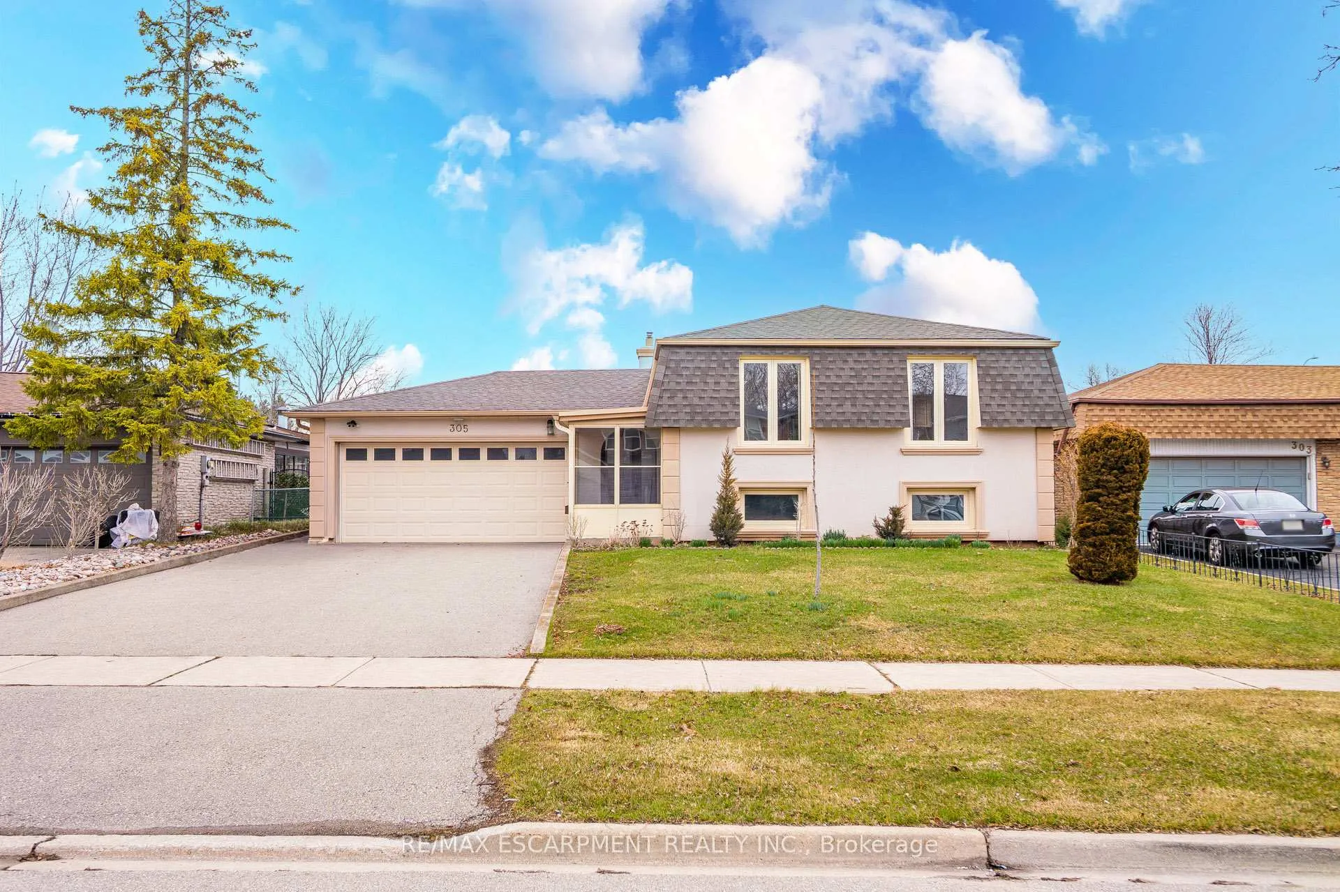 Photo 2 of 305 Pinegrove Road, Oakville, West — HOMEH