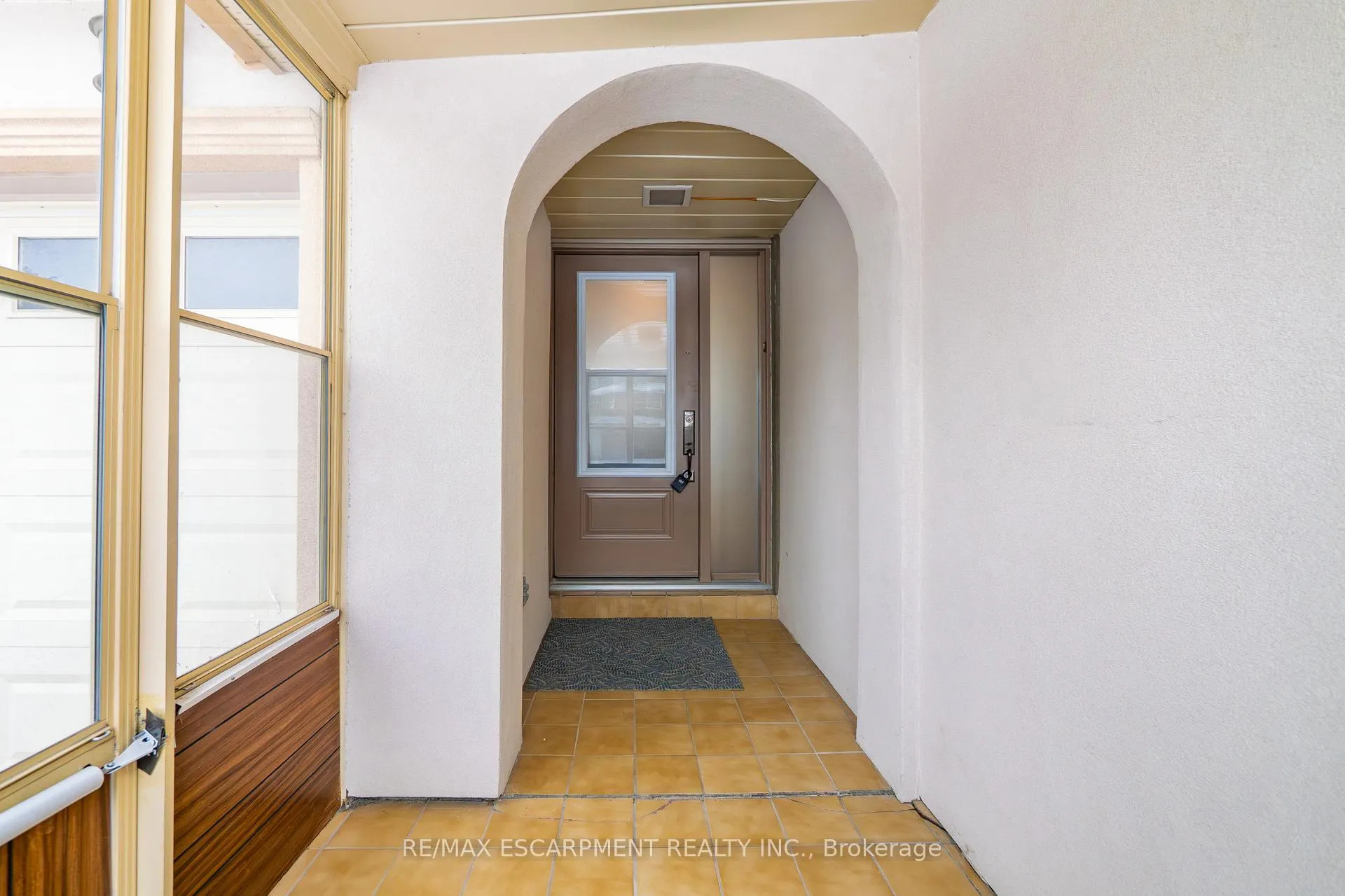 Photo 8 of 305 Pinegrove Road, Oakville, West — HOMEH