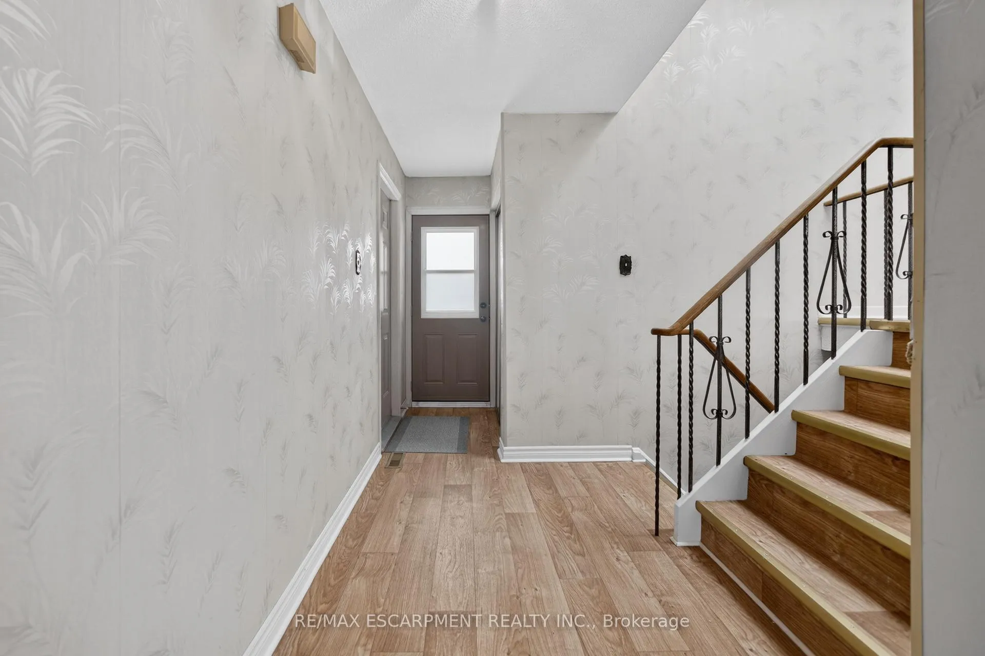 Photo 9 of 305 Pinegrove Road, Oakville, West — HOMEH