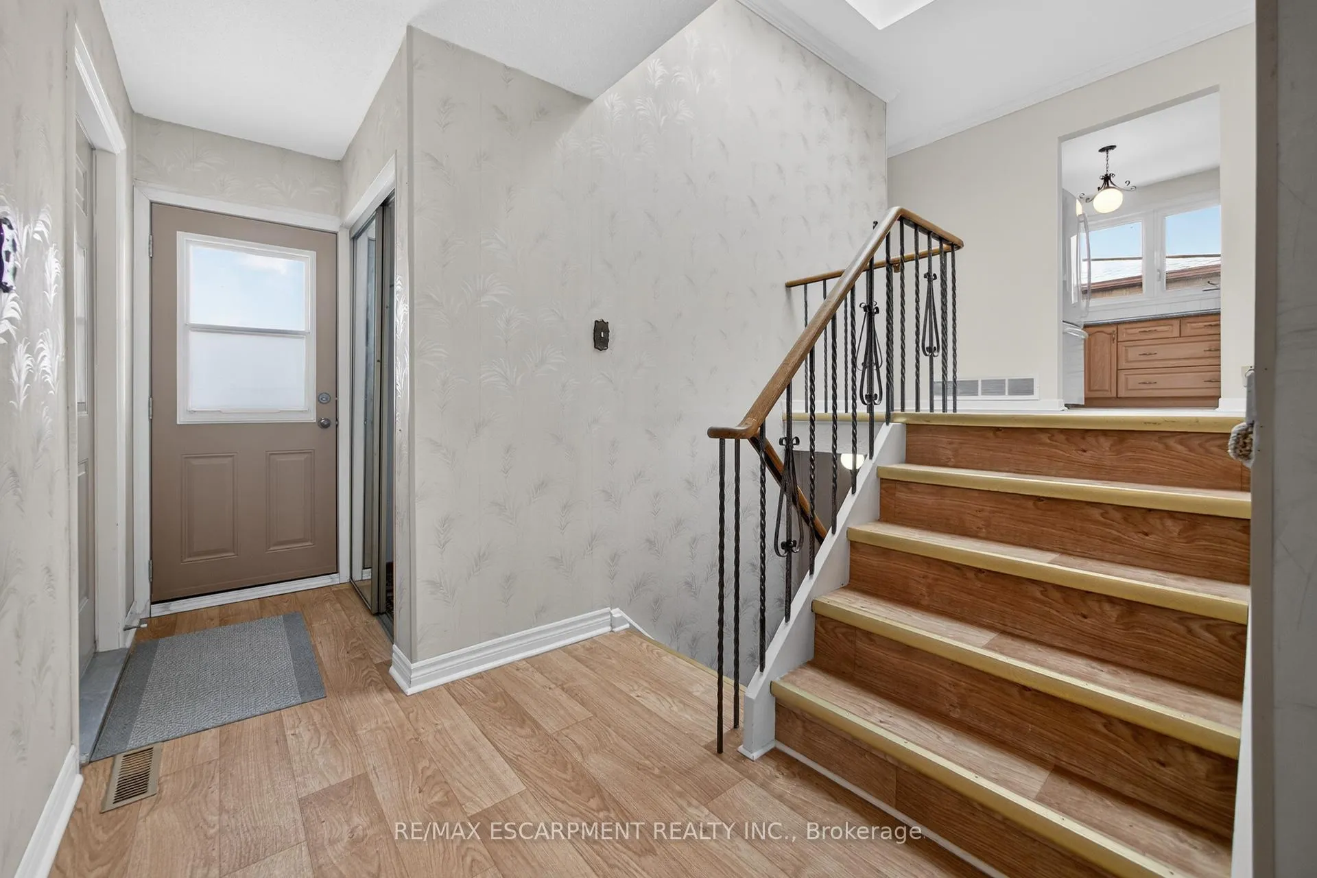 Photo 10 of 305 Pinegrove Road, Oakville, West — HOMEH