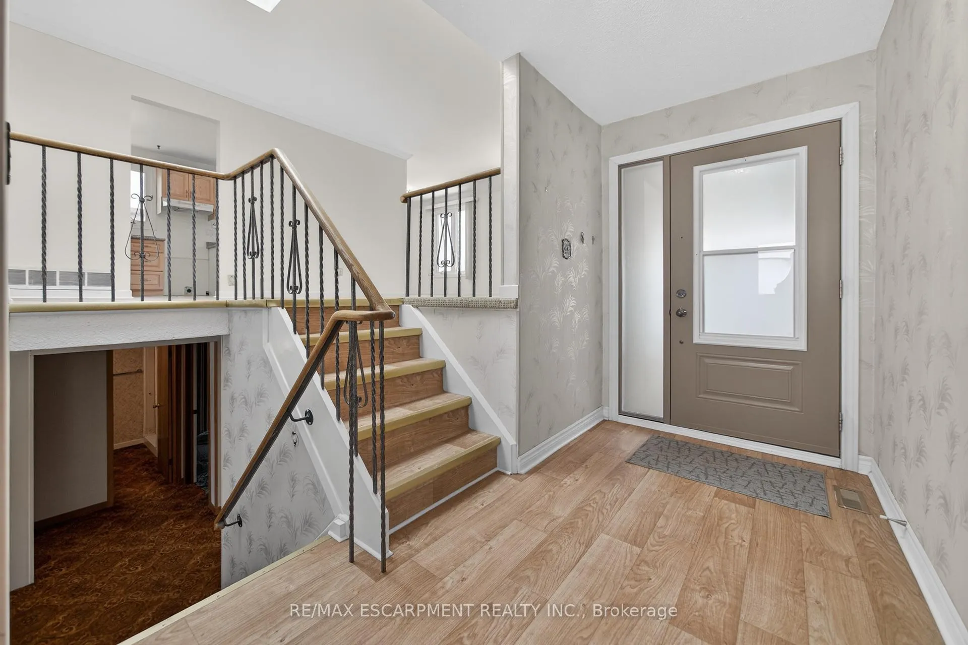 Photo 11 of 305 Pinegrove Road, Oakville, West — HOMEH