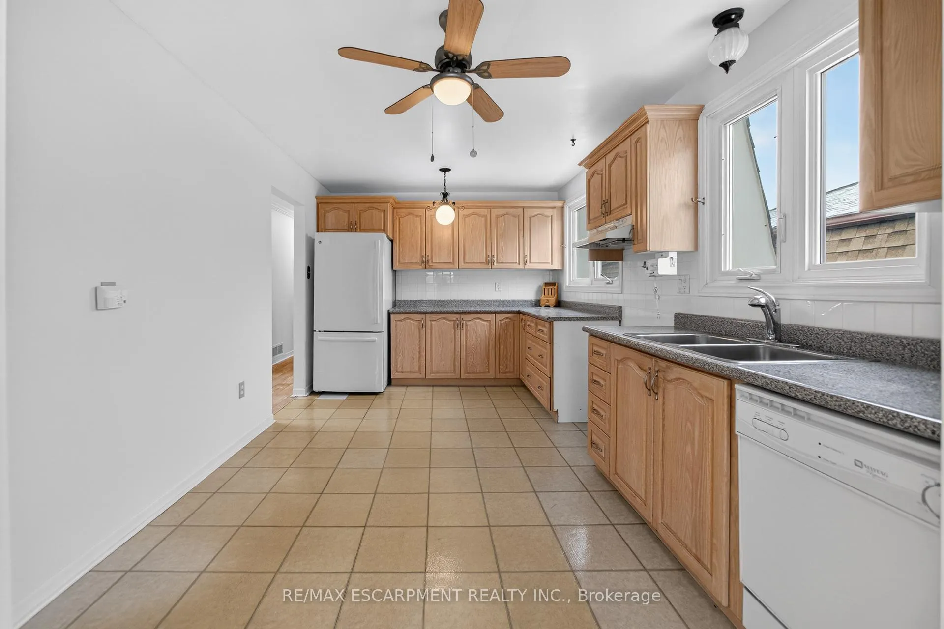 Photo 18 of 305 Pinegrove Road, Oakville, West — HOMEH