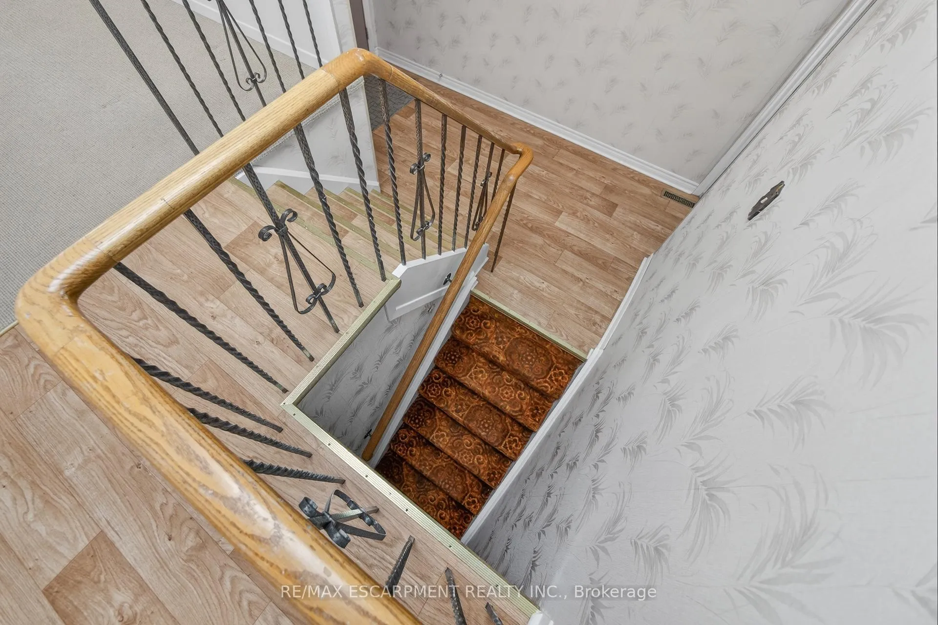 Photo 33 of 305 Pinegrove Road, Oakville, West — HOMEH