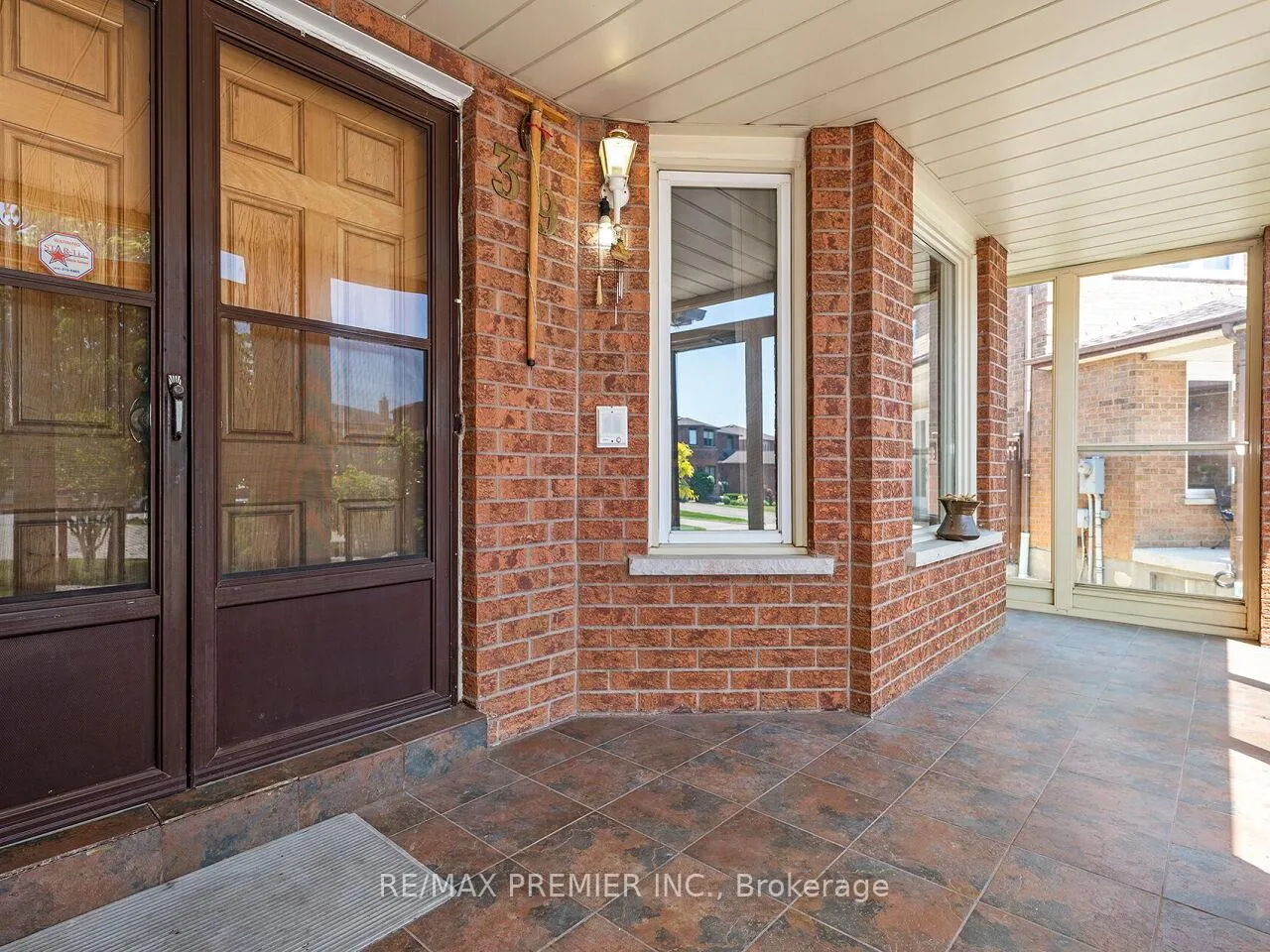 Photo 3 of 39 Brydon Court, Vaughan, Maple — HOMEH