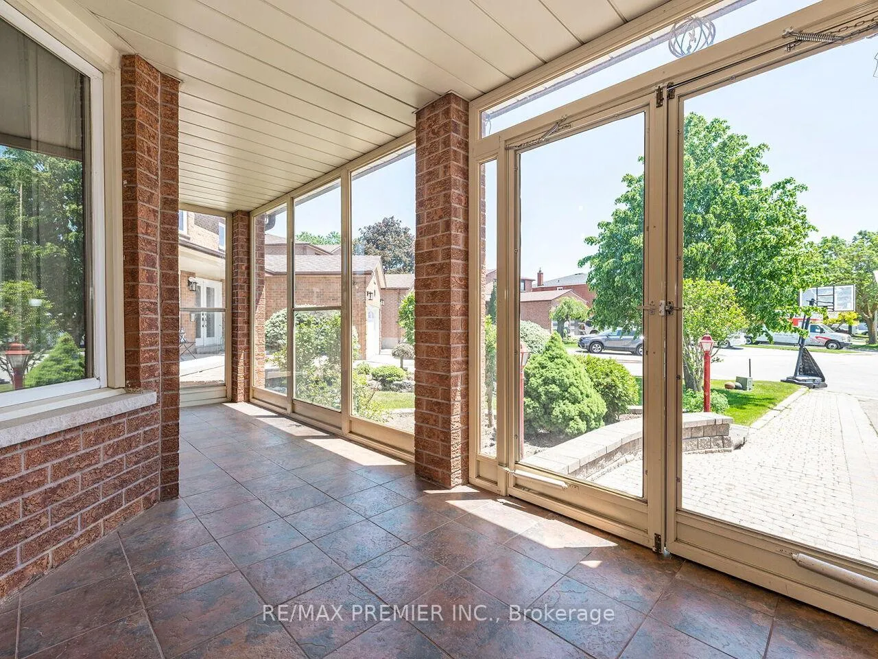 Photo 4 of 39 Brydon Court, Vaughan, Maple — HOMEH