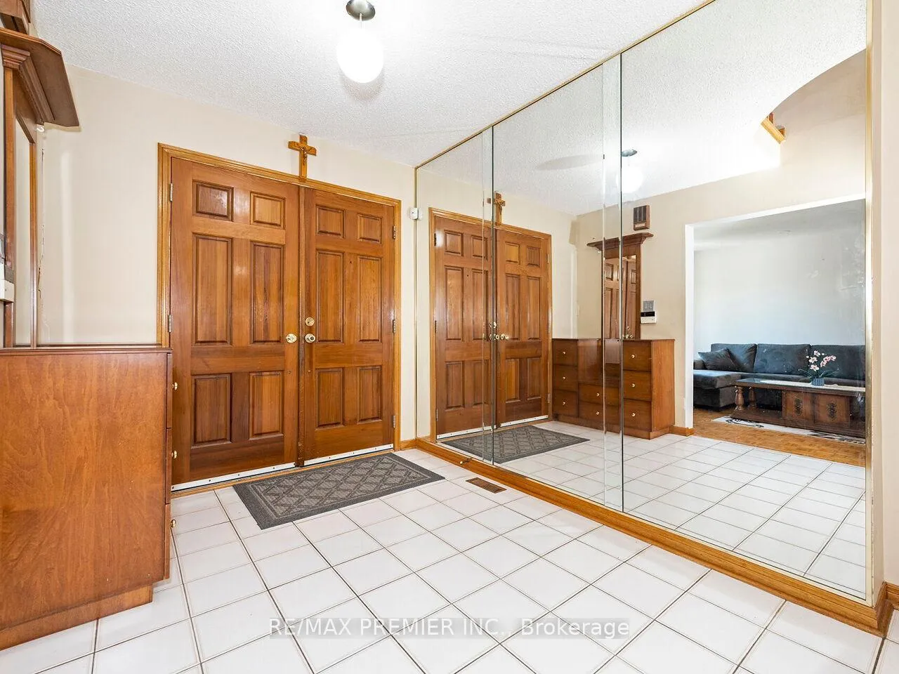 Photo 5 of 39 Brydon Court, Vaughan, Maple — HOMEH