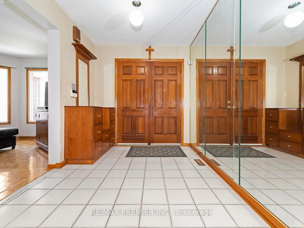 Photo 6 of 39 Brydon Court, Vaughan, Maple — HOMEH