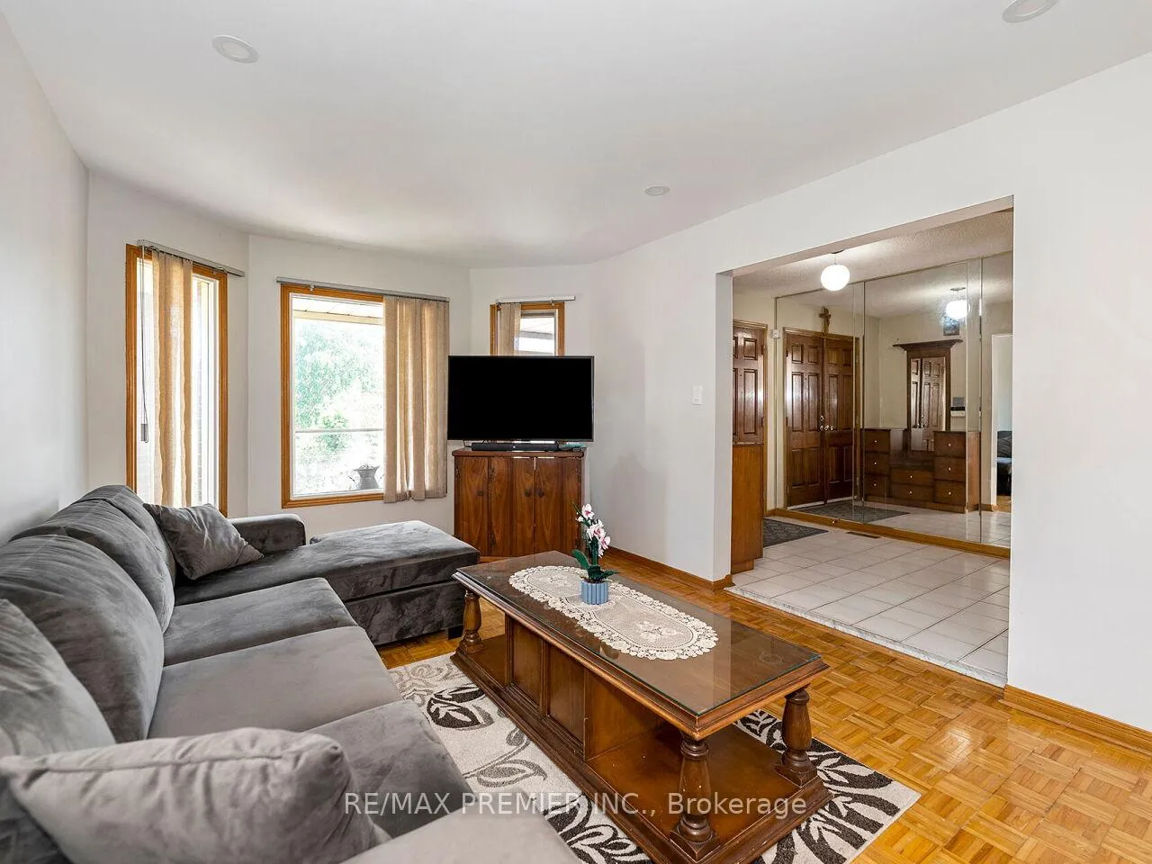 Photo 7 of 39 Brydon Court, Vaughan, Maple — HOMEH