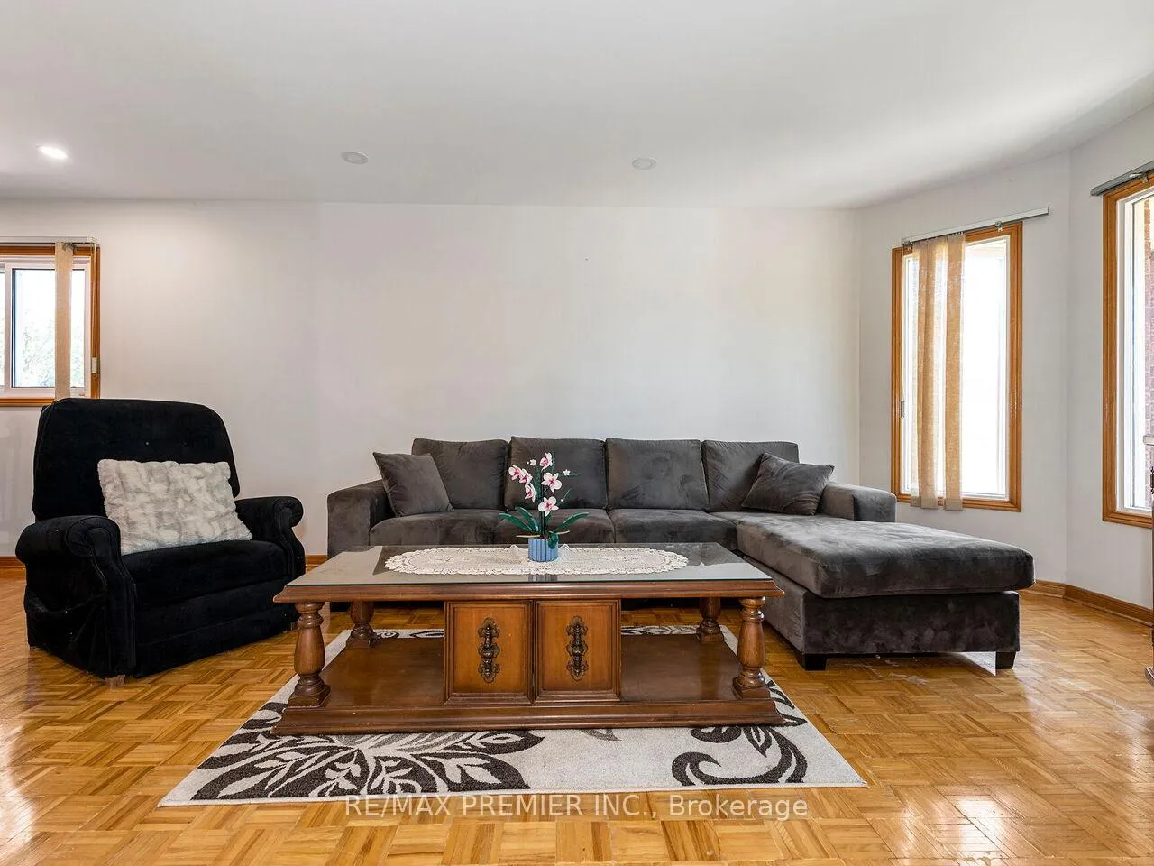 Photo 8 of 39 Brydon Court, Vaughan, Maple — HOMEH