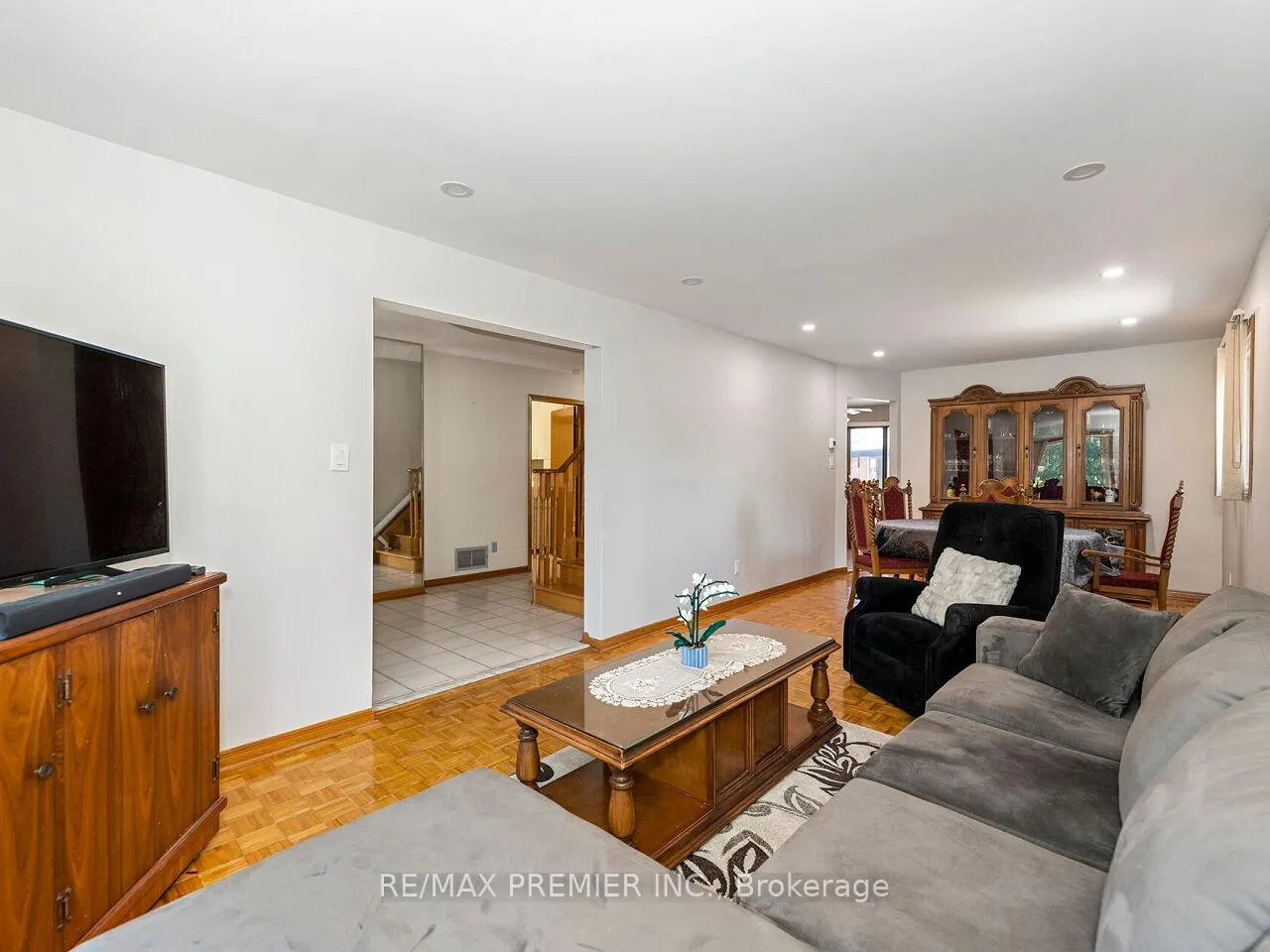 Photo 9 of 39 Brydon Court, Vaughan, Maple — HOMEH